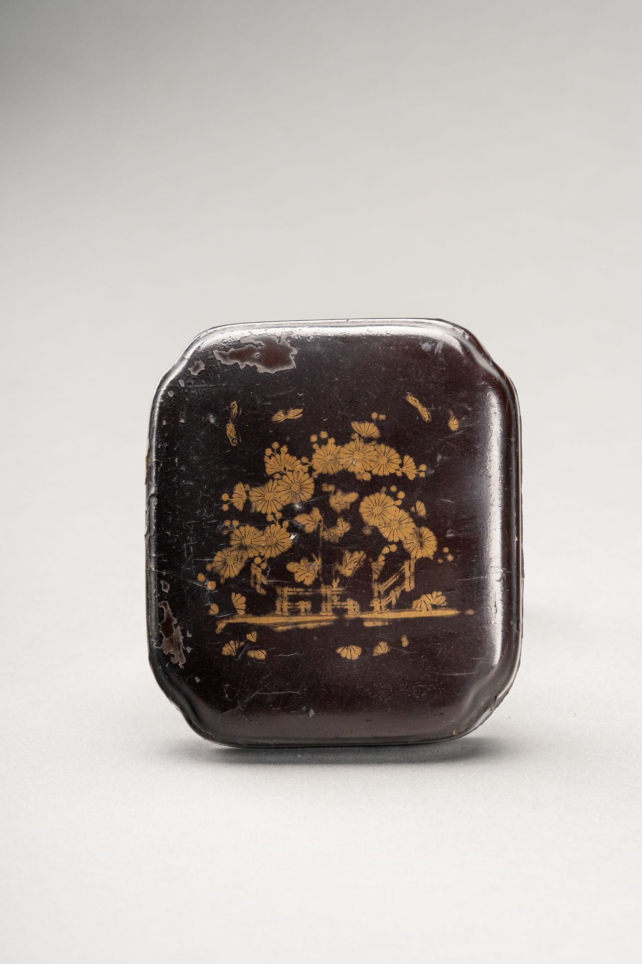 A LOT WITH A DRUM SHAPED LACQUERED SAKE SET AND A LACQUER BOX, 19th CENTURY - Image 3 of 12