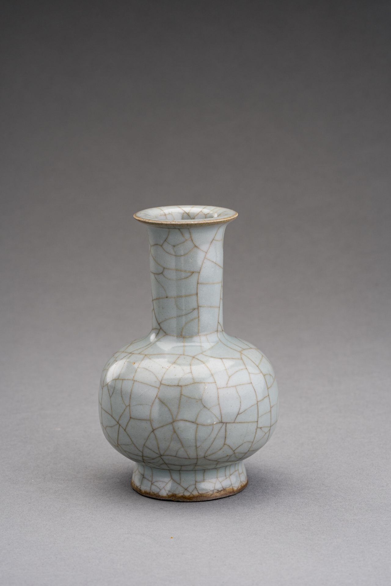 A GUAN-STYLE CELADON GLAZED PORCELAIN BOTTLE VASE, QING DYNASTY - Image 5 of 7