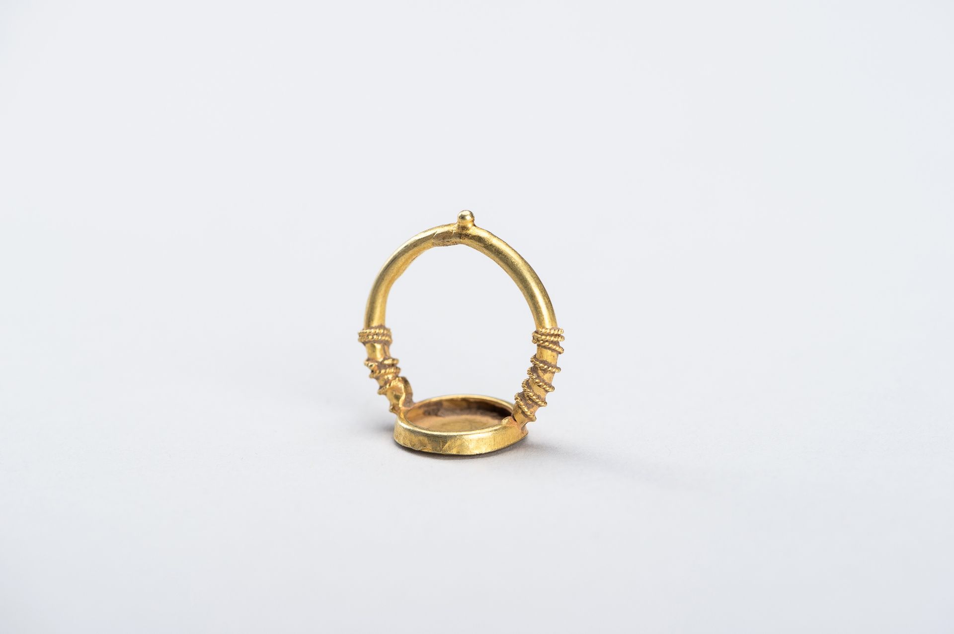 A BACTRIAN GOLD COIN RING - Image 9 of 11