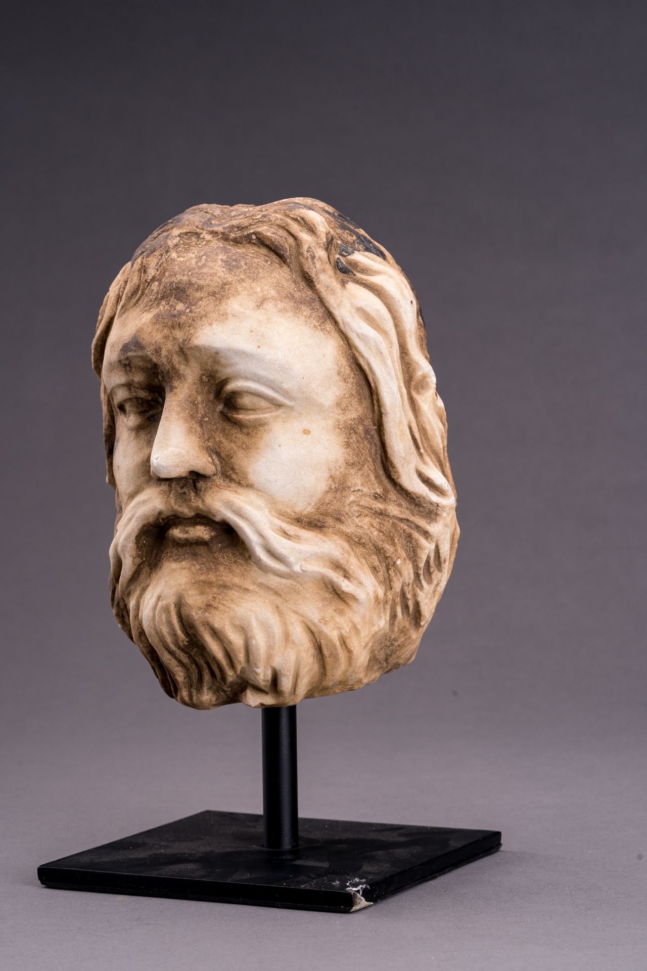 A GANDHARAN MARBLE HEAD OF A MAN - Bild 2 aus 7