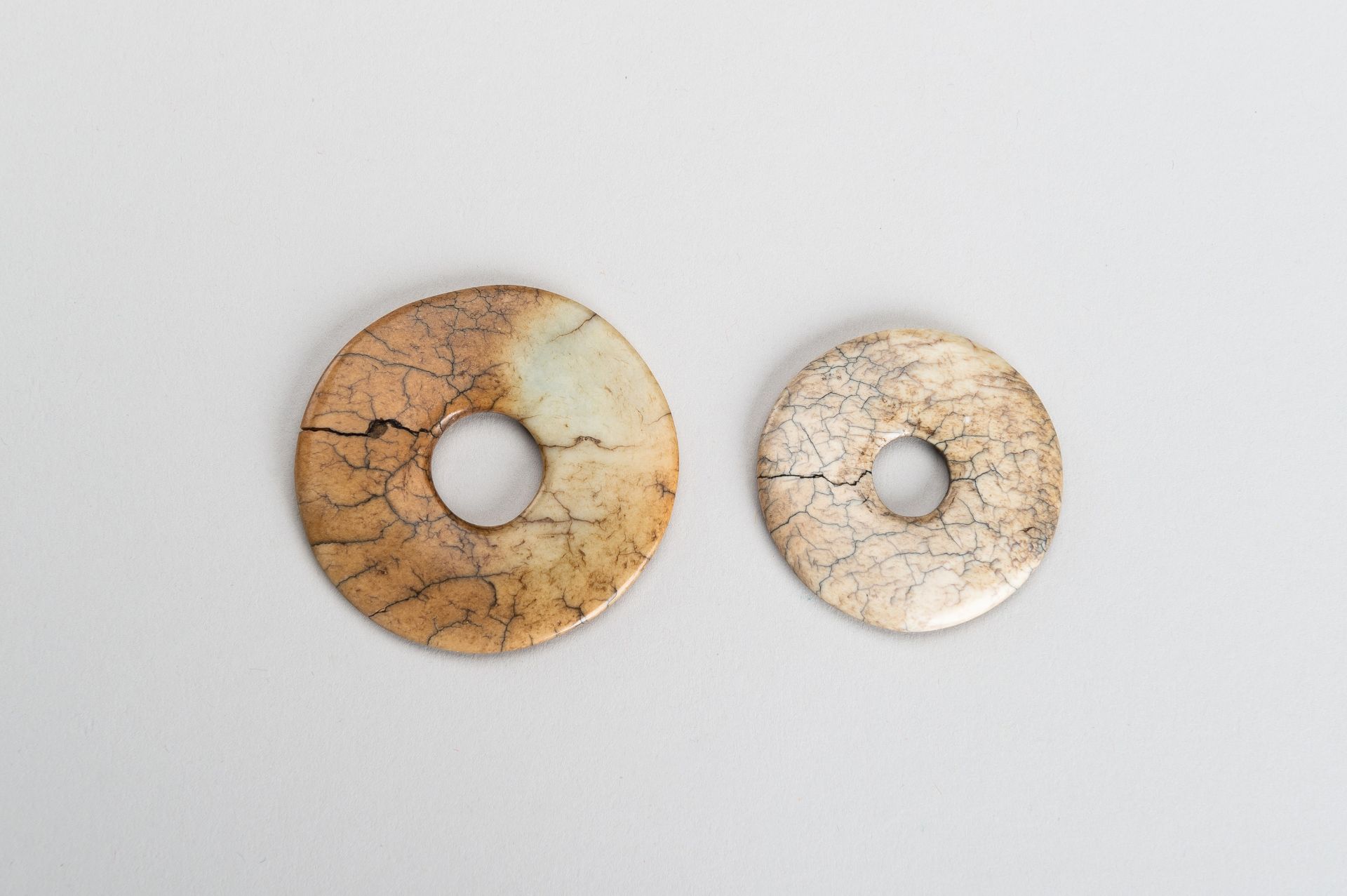 TWO SMALL JADE DISCS - Bild 8 aus 8