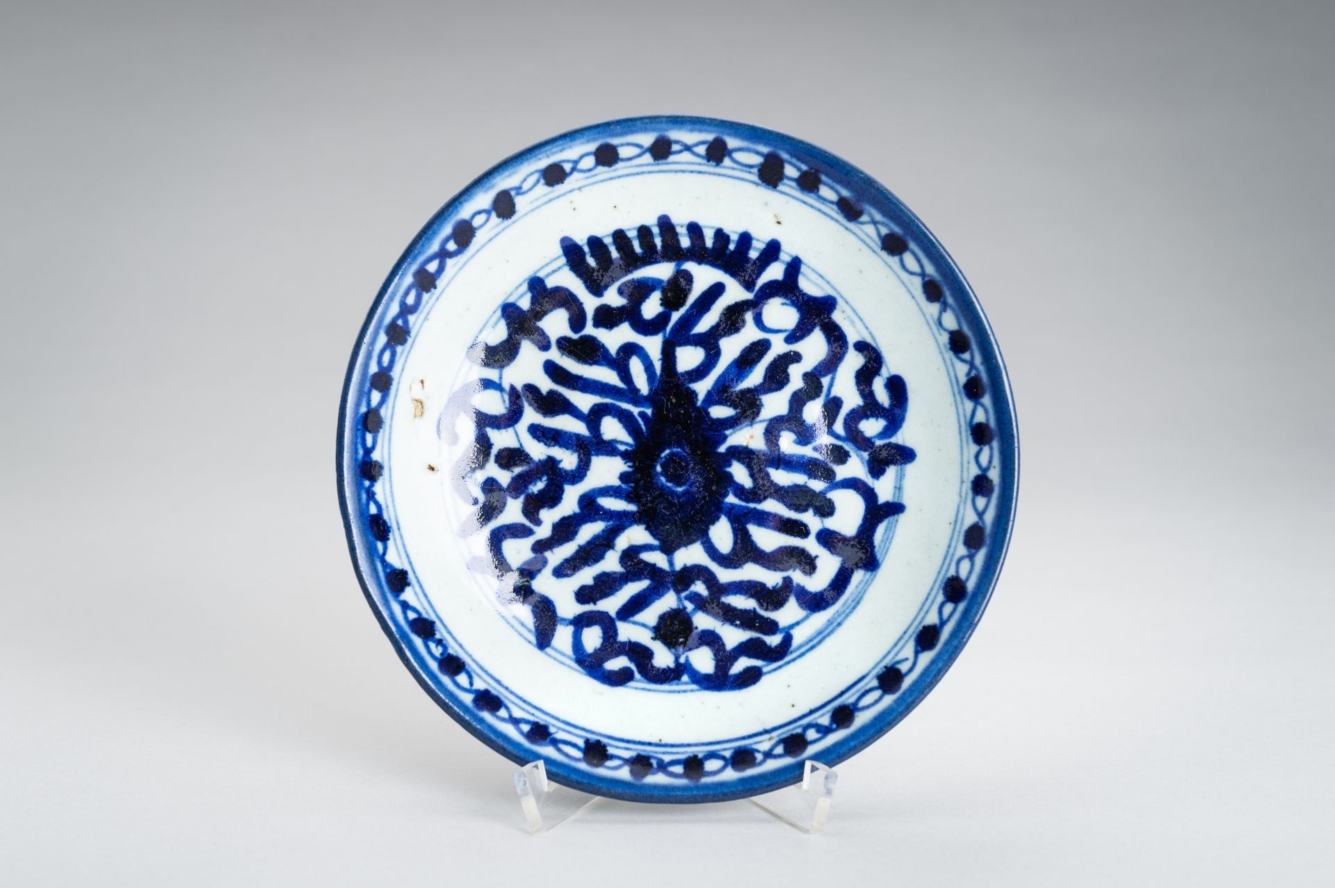 A LOT WITH THREE BLUE AND WHITE PORCELAIN DISHES, EDO - Image 8 of 17