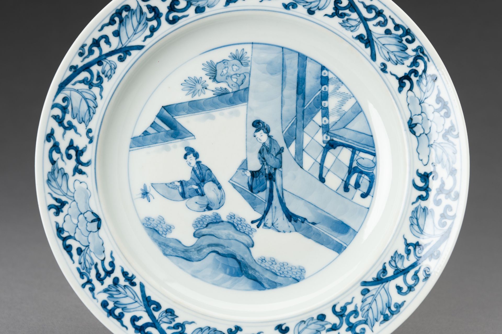 A BLUE AND WHITE 'COURT LADIES' PORCELAIN DISH, 1920s - Image 3 of 10