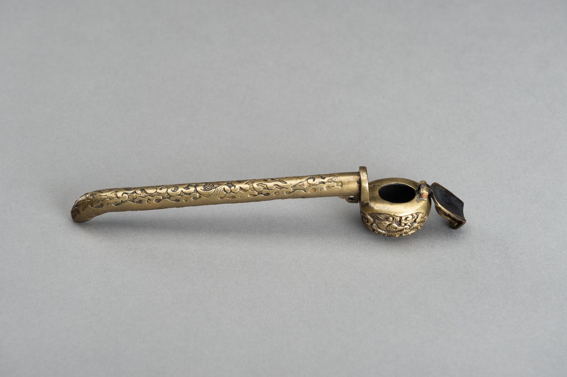 A BRASS YATATE WITH SCROLLING VINES, EDO - Image 8 of 9