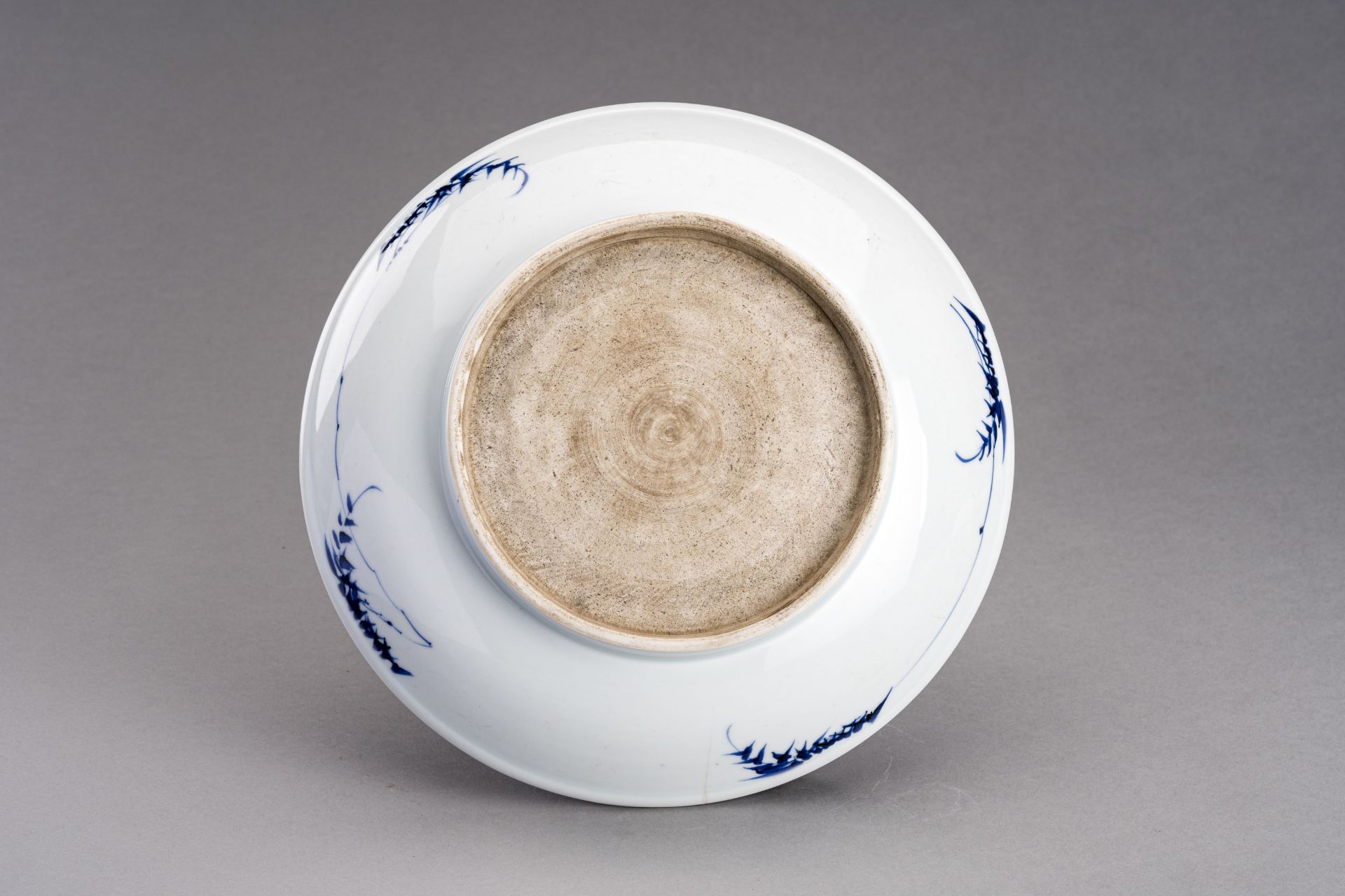 A BLUE AND WHITE 'DEER AND CRANE' PORCELAIN DISH, QING DYNASTY - Image 7 of 7