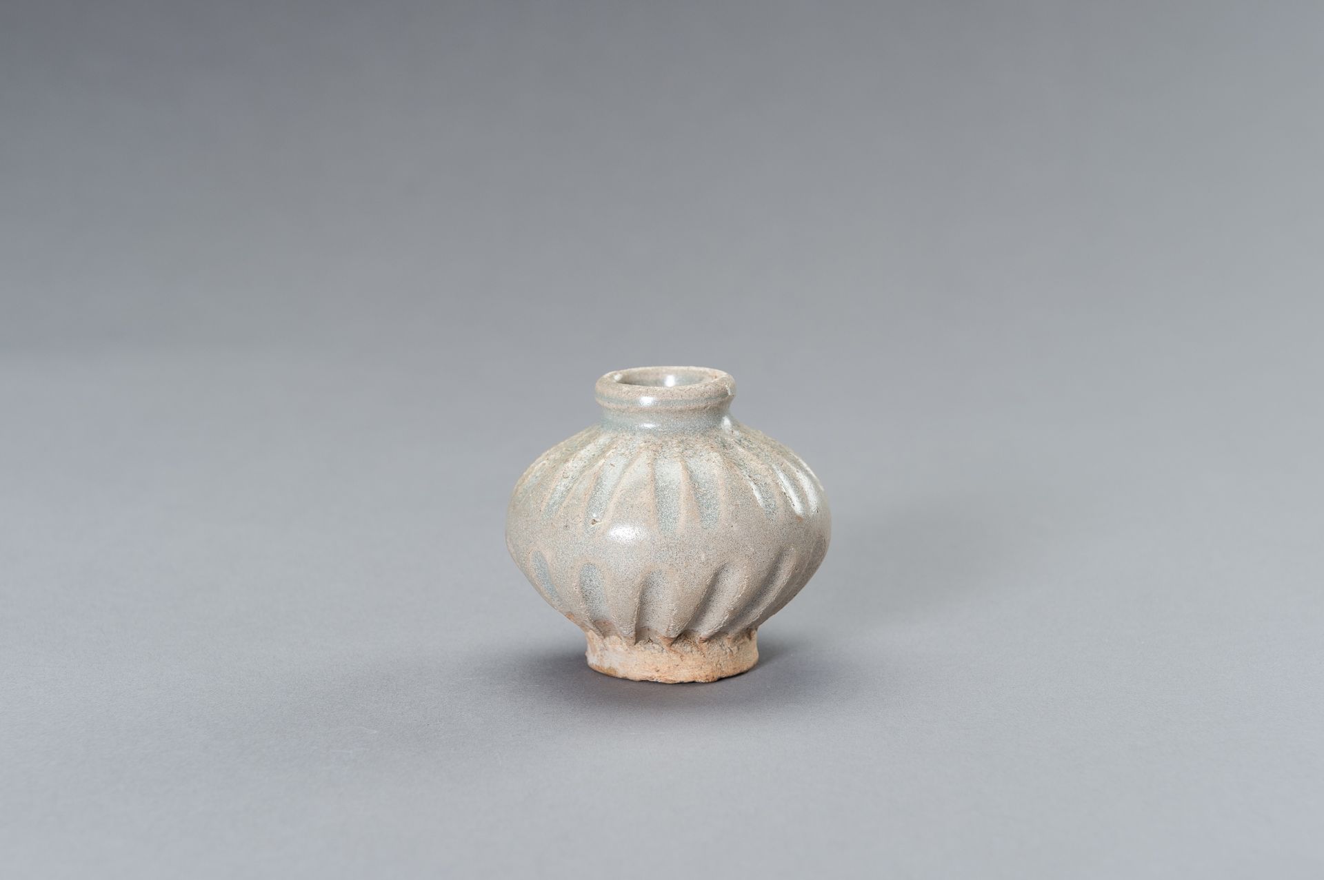 A SMALL CELADON-GLAZED CERAMIC JARLET - Image 5 of 8