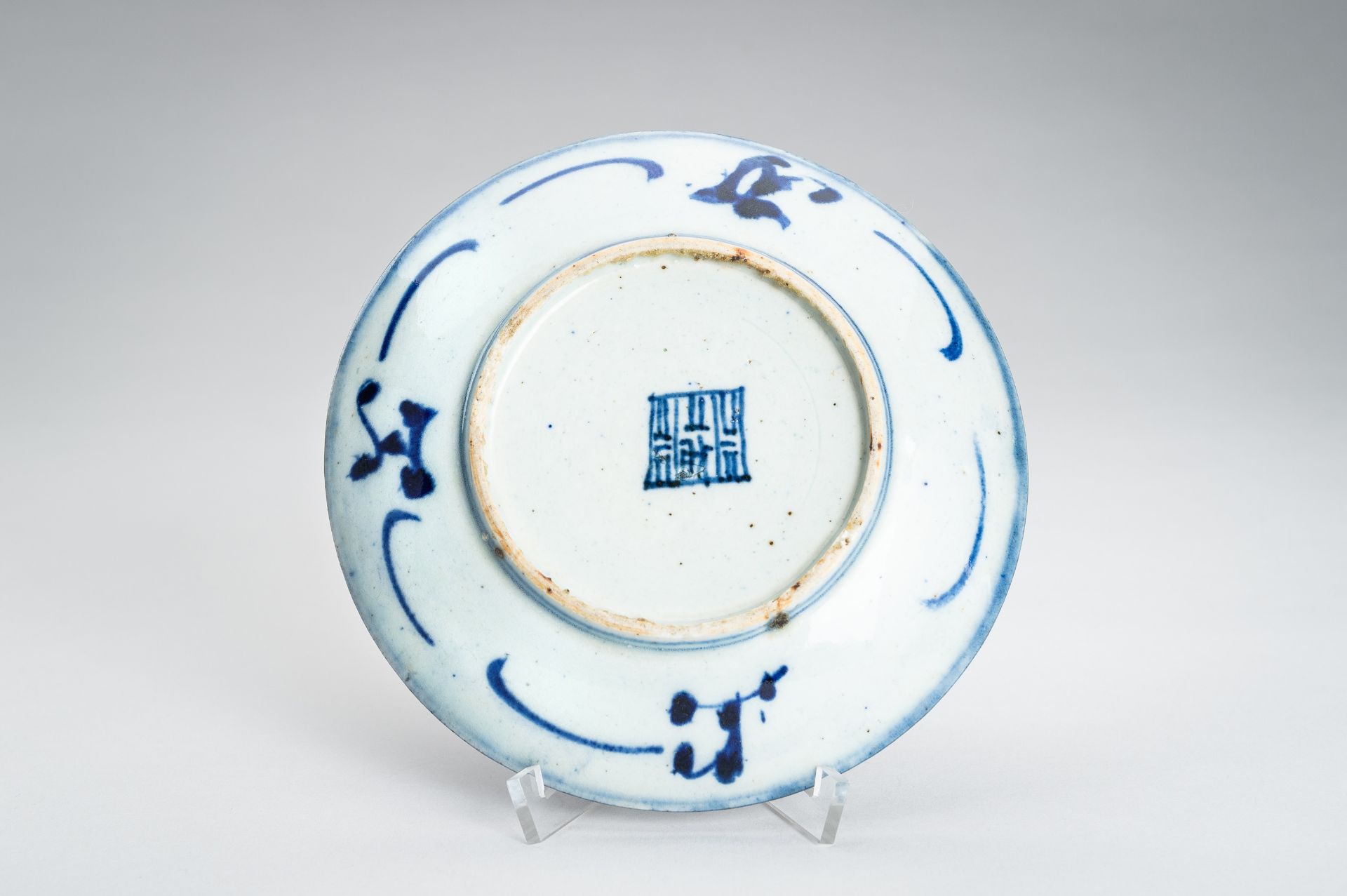A LOT WITH THREE BLUE AND WHITE PORCELAIN DISHES, EDO - Image 6 of 17