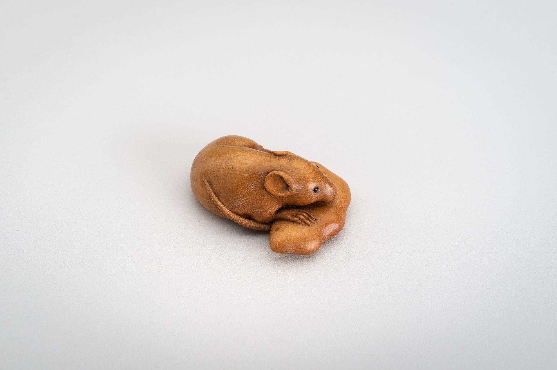 A WOOD NETSUKE OF A RAT WITH EDAMAME BEAN POD - Image 9 of 12