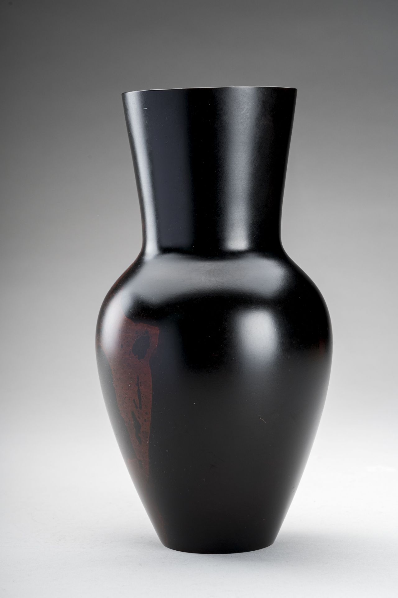 A FINE PATINATED BRONZE VASE WITH RED SPLASHES - Image 6 of 9