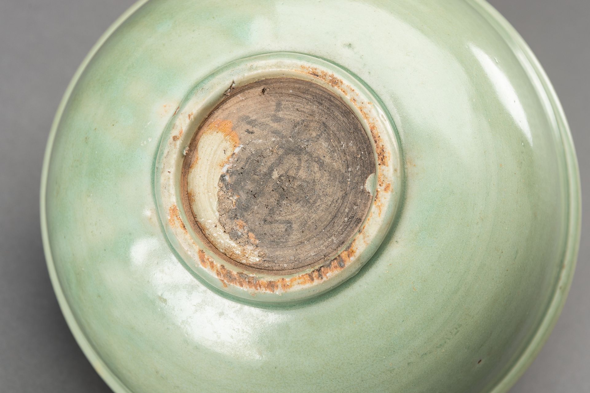 A MING STYLE LONGQUAN CELADON PORCELAIN BOWL - Image 15 of 15