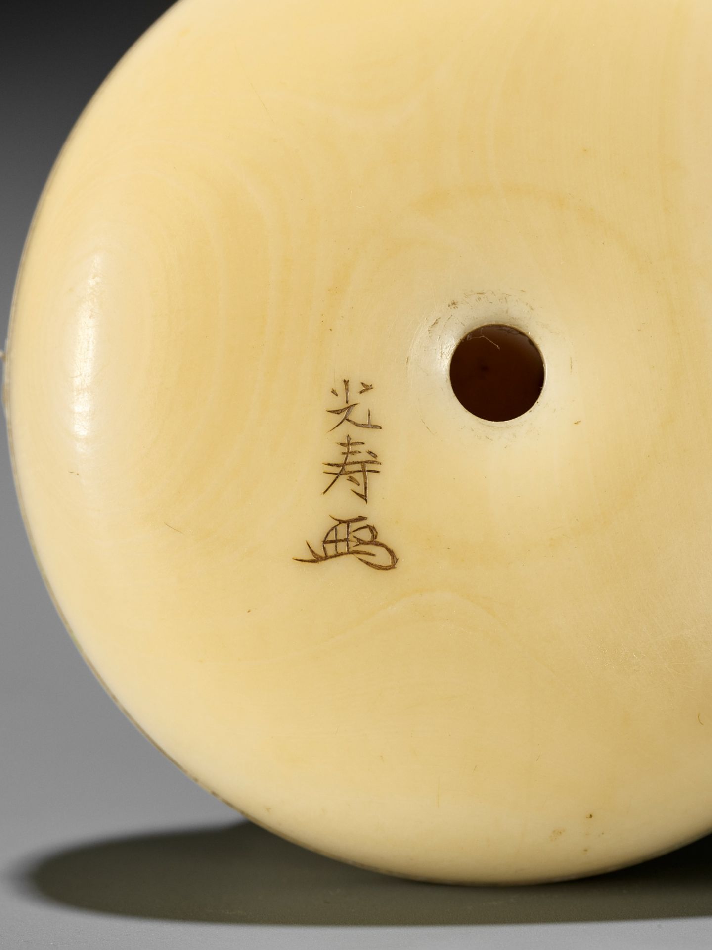 KOJU: AN AMUSING IVORY MANJU NETSUKE OF SHOKI AND ONI - Bild 7 aus 8