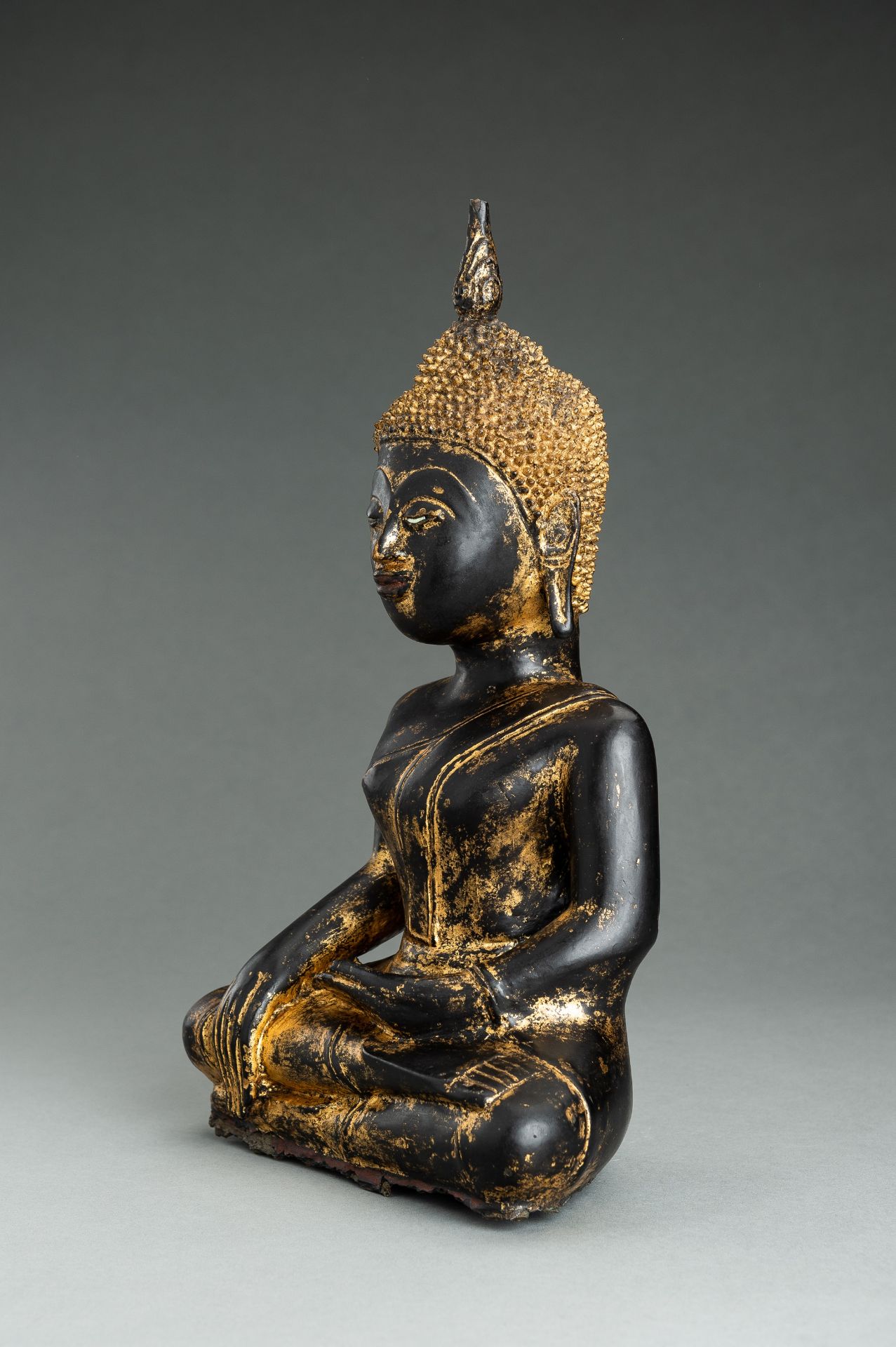 A GOLD LACQUERED BRONZE FIGURE OF BUDDHA - Image 8 of 12