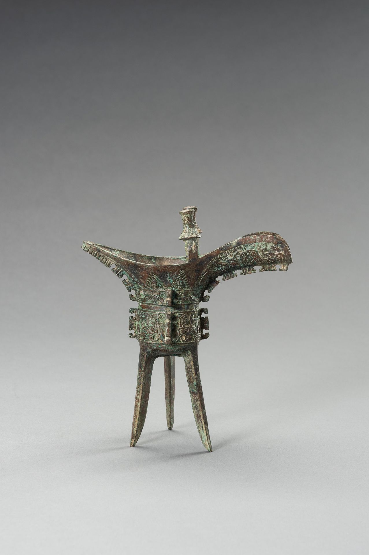 AN ARCHAISTIC SHANG-STYLE BRONZE RITUAL TRIPOD WINE VESSEL, JUE - Image 4 of 9