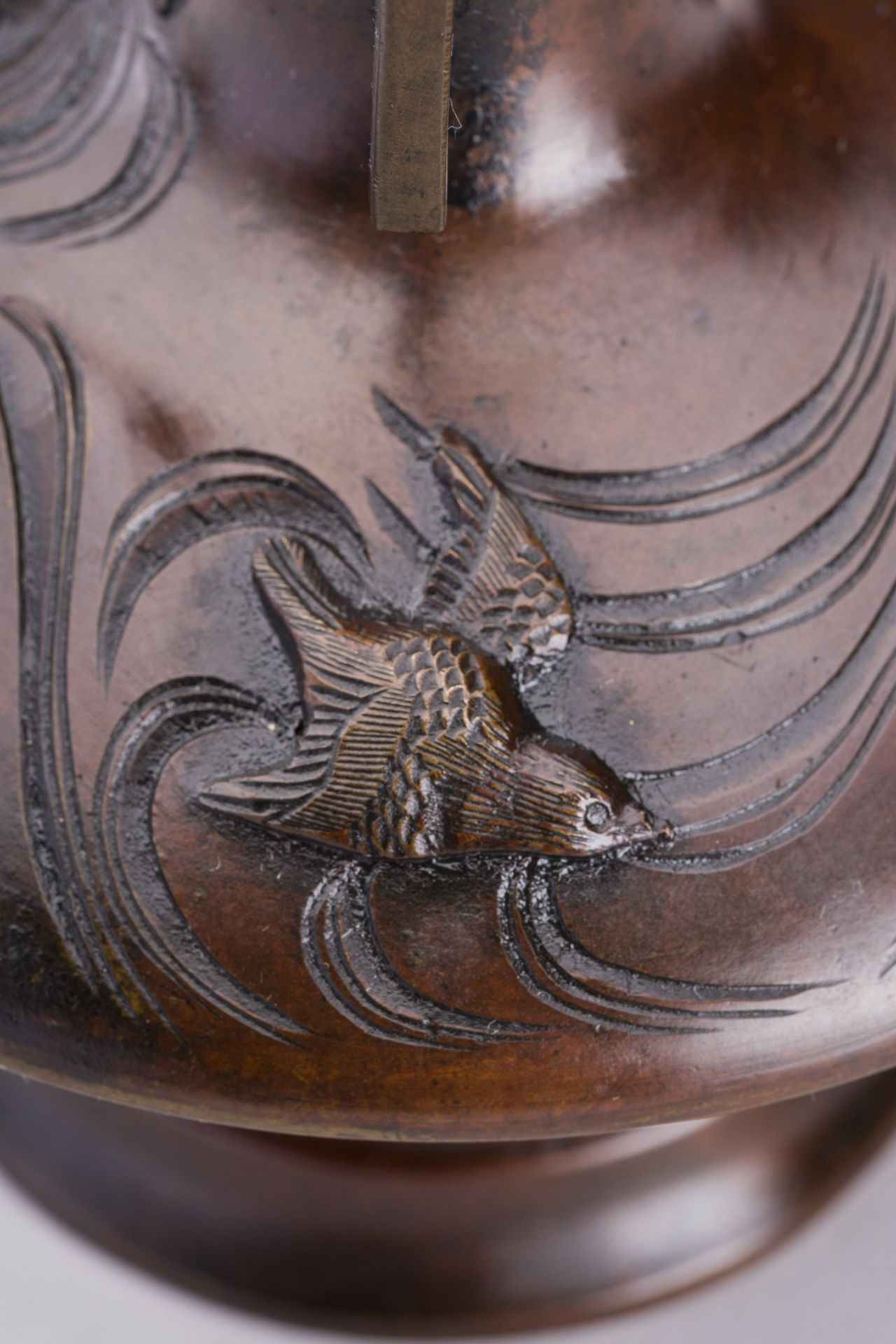 A SMALL BRONZE VASE WITH BIRDS, MEIJI - Image 3 of 11