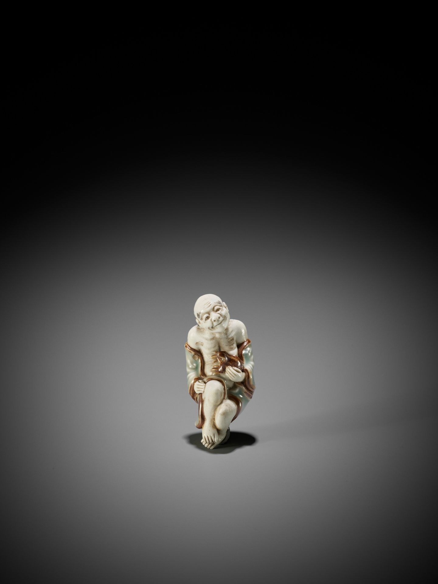 AN EXCEPTIONALLY LARGE HIRADO NETSUKE OF GAMA SENNIN - Image 8 of 9