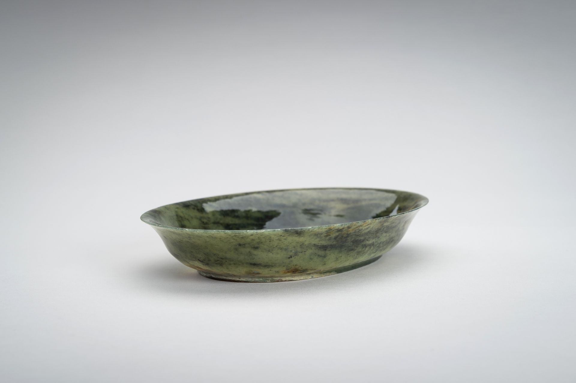 A MOTTLED GREEN JADE 'CHILONG' BOWL, c. 1920s - Image 8 of 10