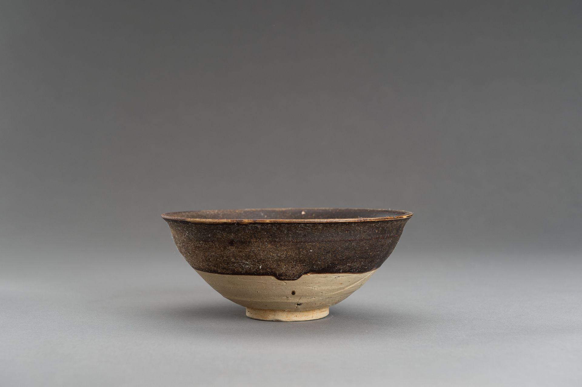 A BROWN GLAZED SONG-STYLE CERAMIC BOWL - Image 3 of 10