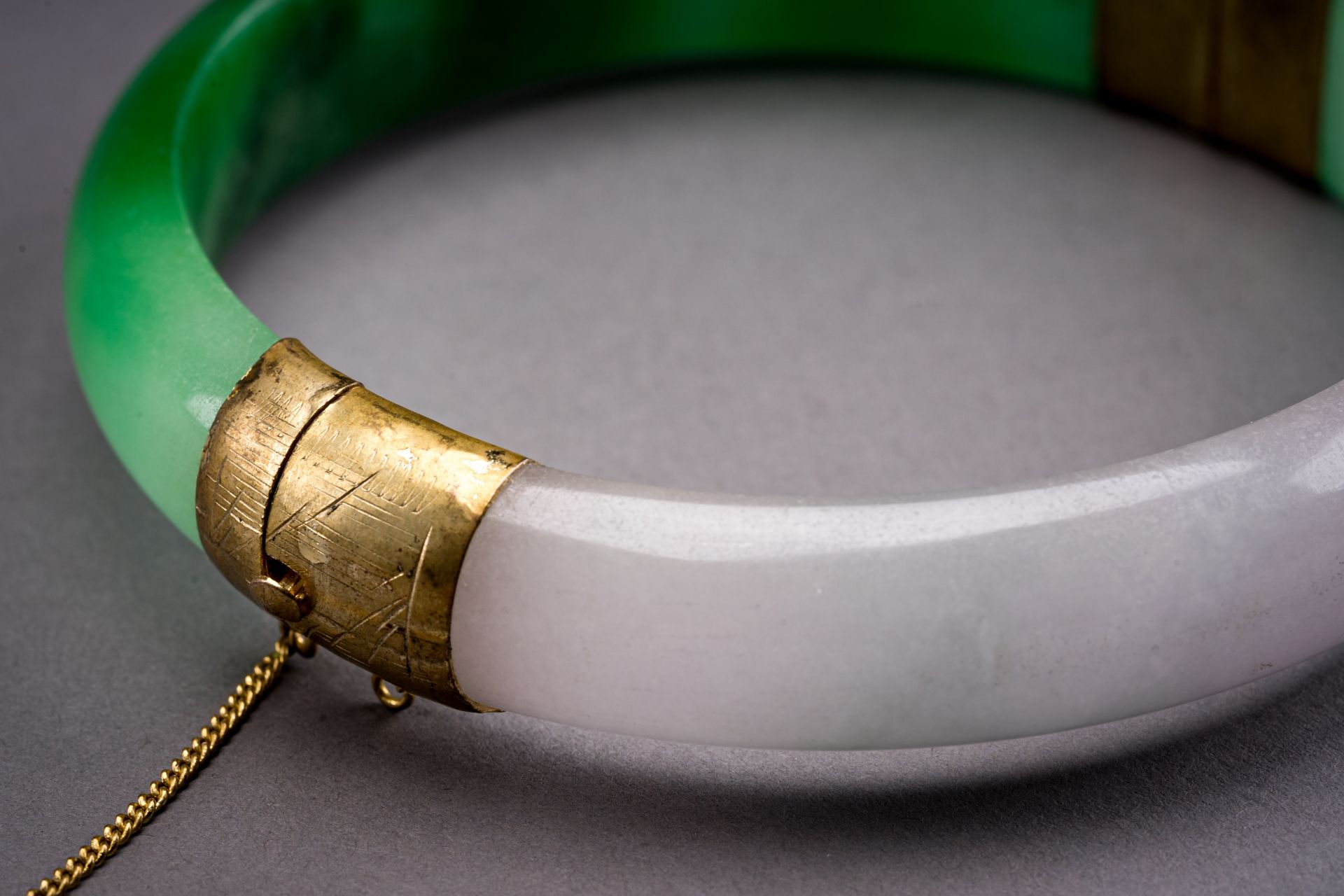 A PALE LAVENDER AND EMERALD GREEN JADEITE BANGLE - Image 3 of 7