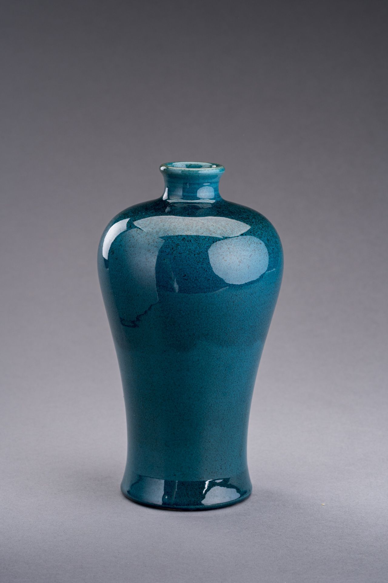A TURQUOISE CRACKLE-GLAZED PORCELAIN VASE, MEIPING, c. 1920s - Image 4 of 6