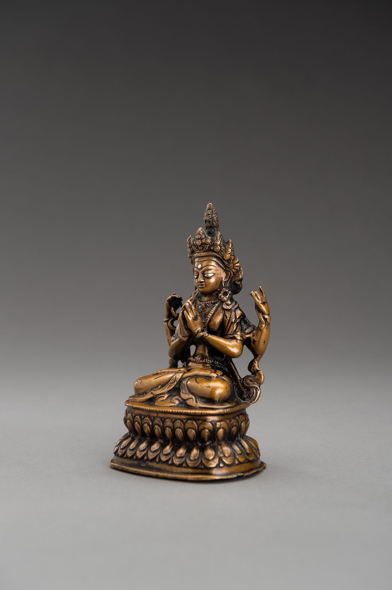 A SILVER INLAID BRONZE FIGURE OF AVALOKITESHVARA - Bild 2 aus 9