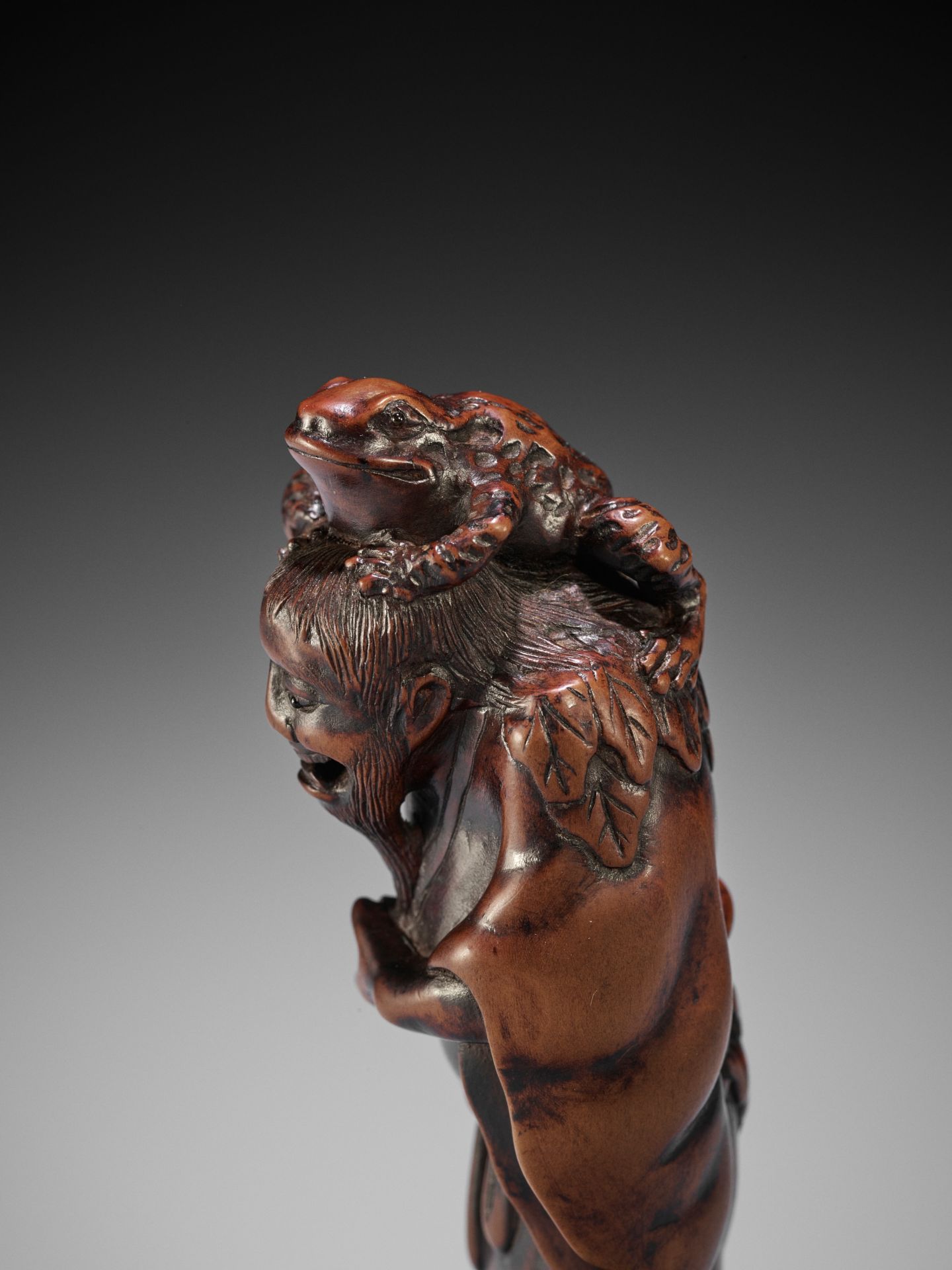 TADATOSHI: A LARGE WOOD NETSUKE OF GAMA SENNIN - Bild 3 aus 14