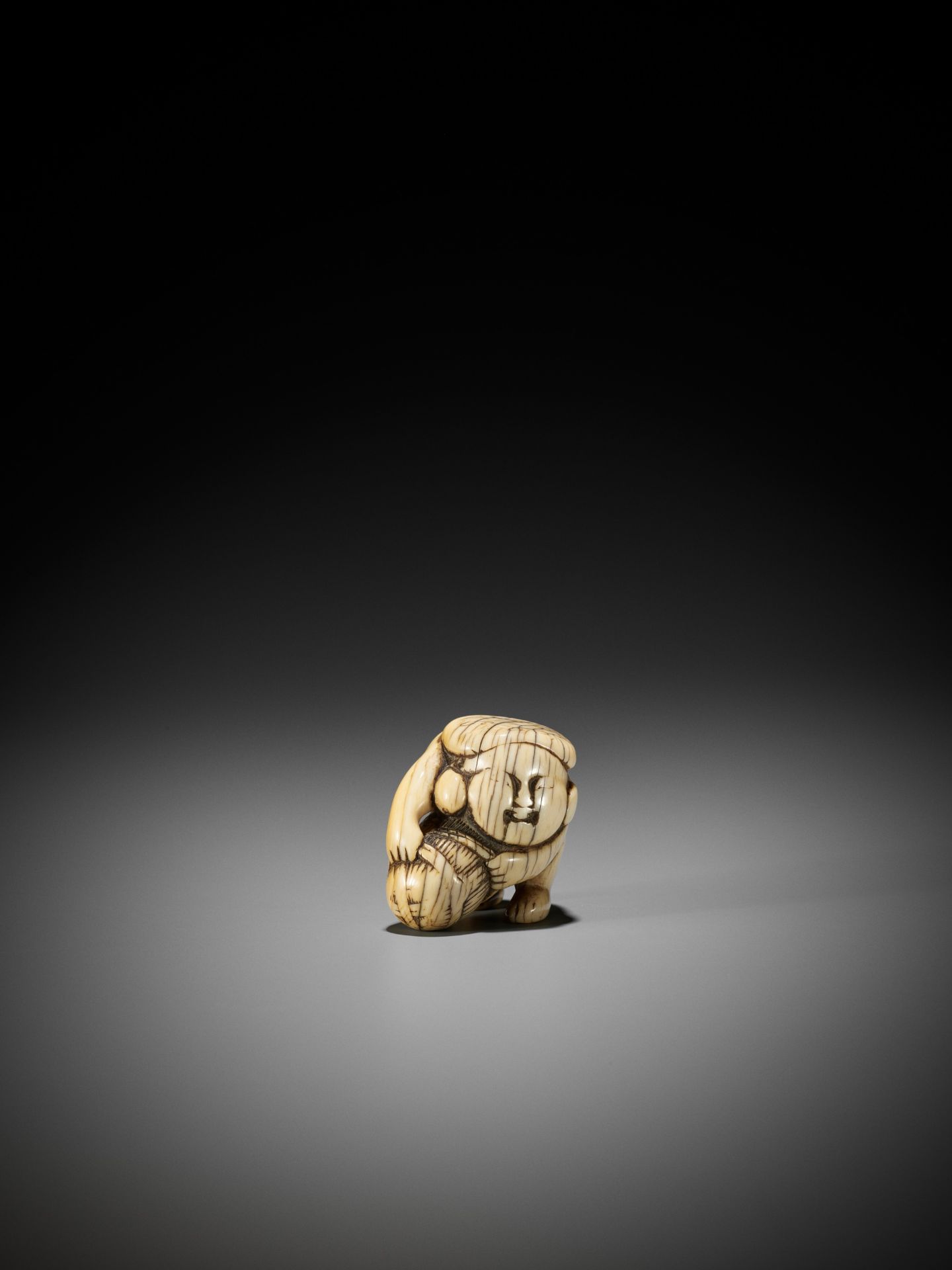 AN IVORY SHUNGA NETSUKE OF DAIKOKU WITH RICE BALE - Bild 8 aus 12