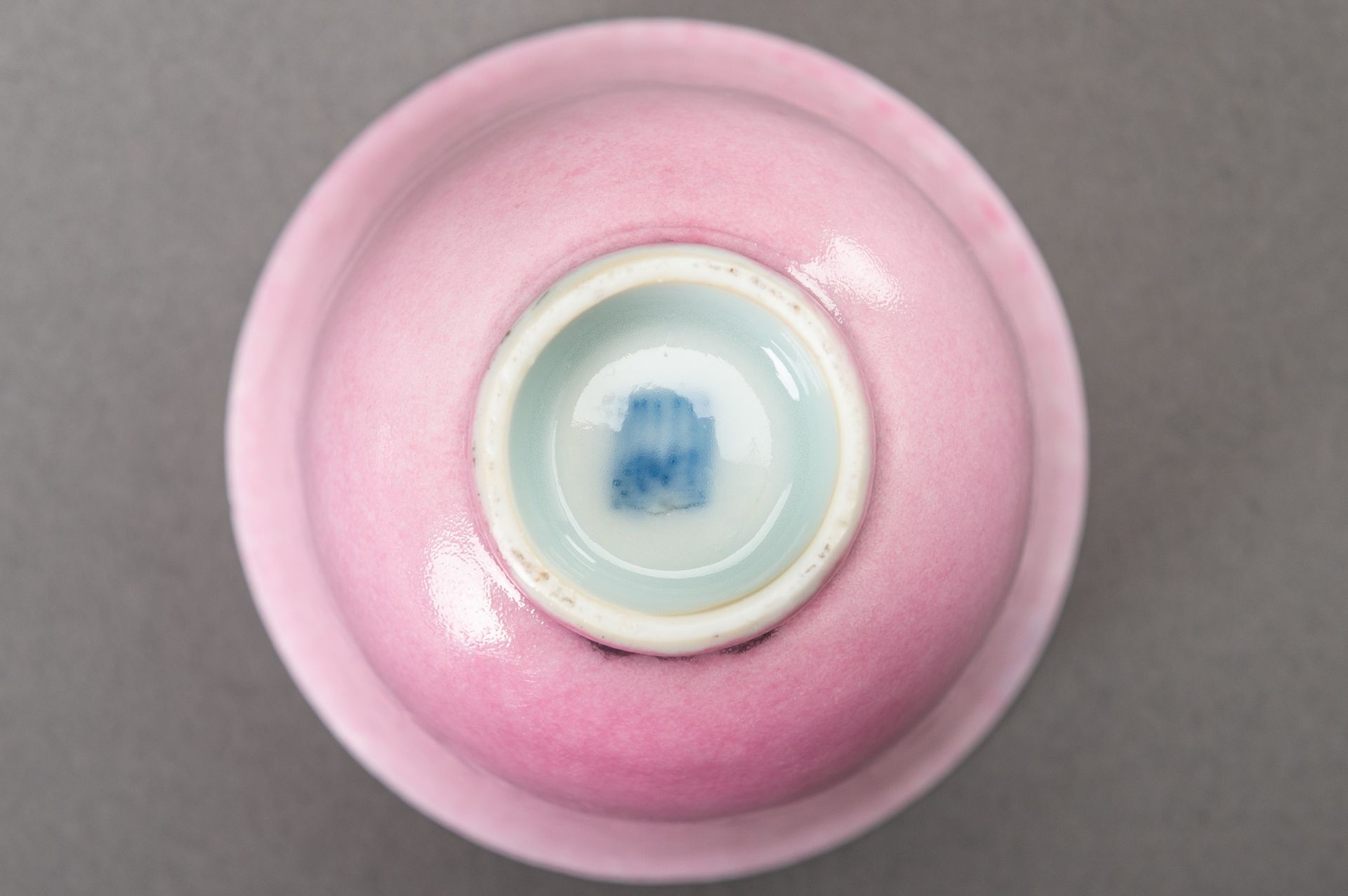 A KANGXI STYLE PINK GLAZED PORCELAIN CUP, 1900s - Bild 11 aus 11