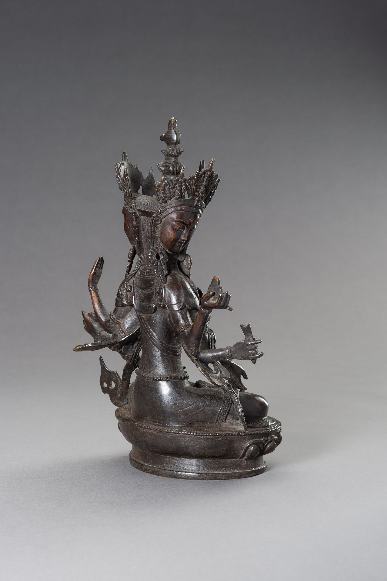 A BRONZE FIGURE OF USHNISHAVIJAYA - Bild 7 aus 10