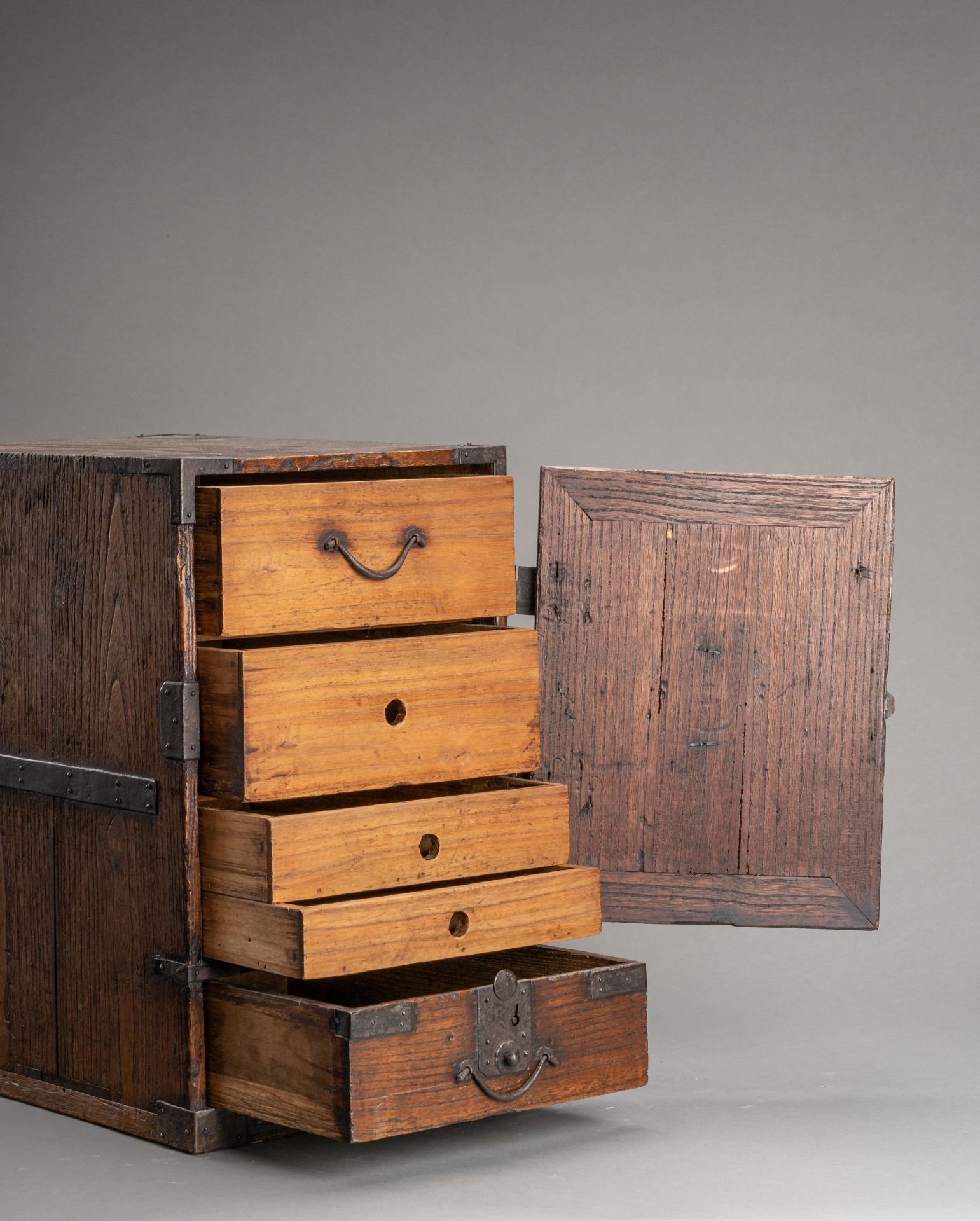 A WOODEN TANSU CHEST WITH 5 DRAWERS, EDO - Image 2 of 7