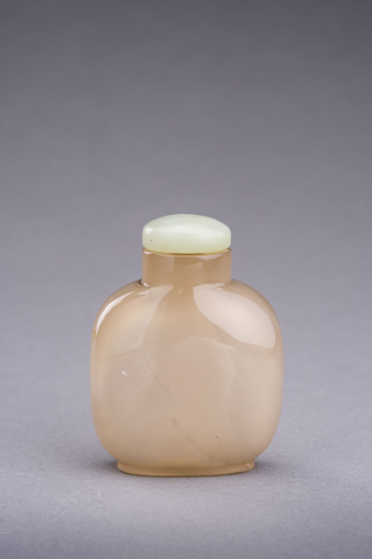 AN AGATE 'QILIN AND BAT' SNUFF BOTTLE, QING DYNASTY - Image 3 of 6