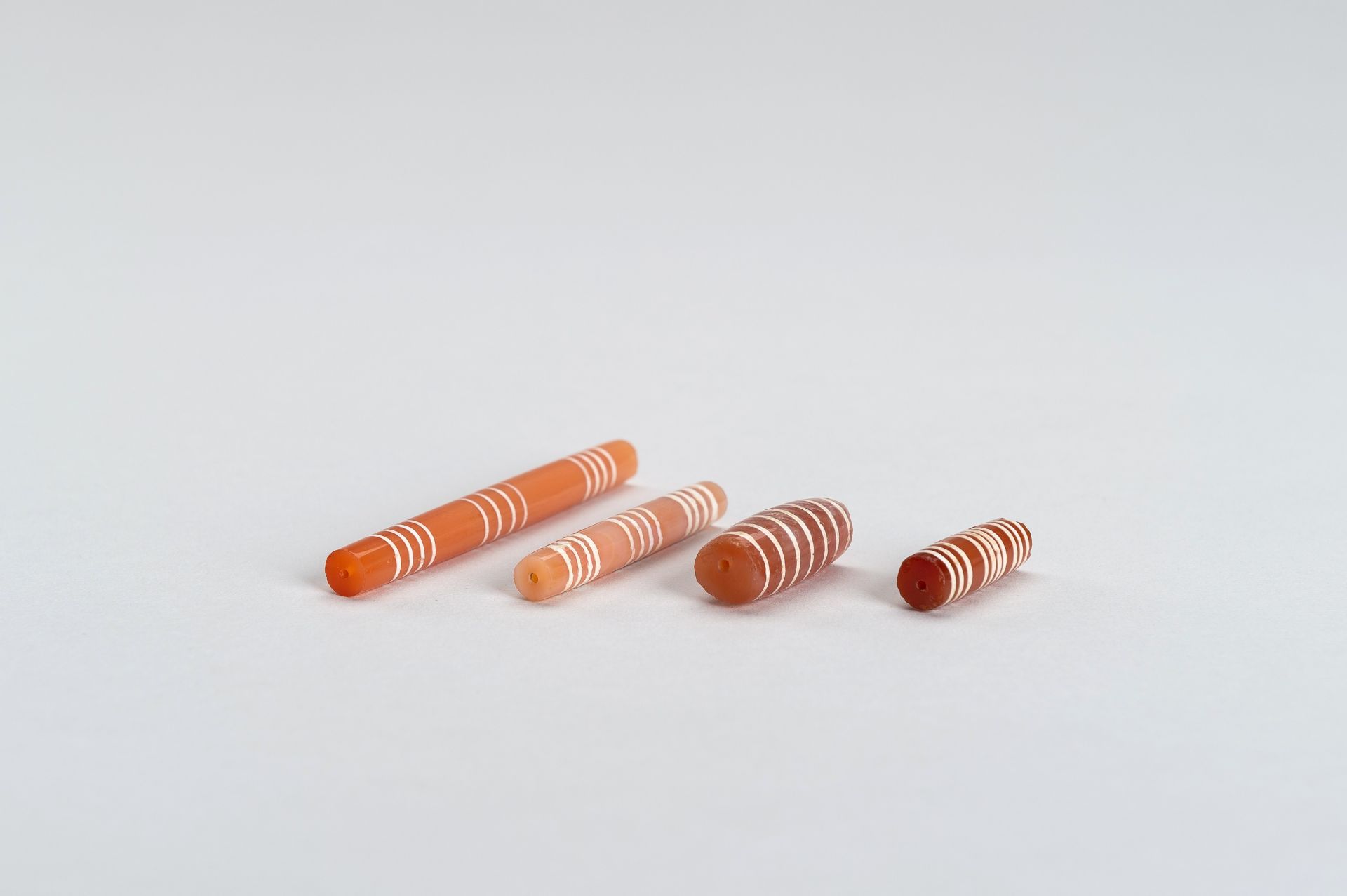 A GROUP OF FOUR ETCHED PYU CARNELIAN BEADS - Bild 5 aus 7