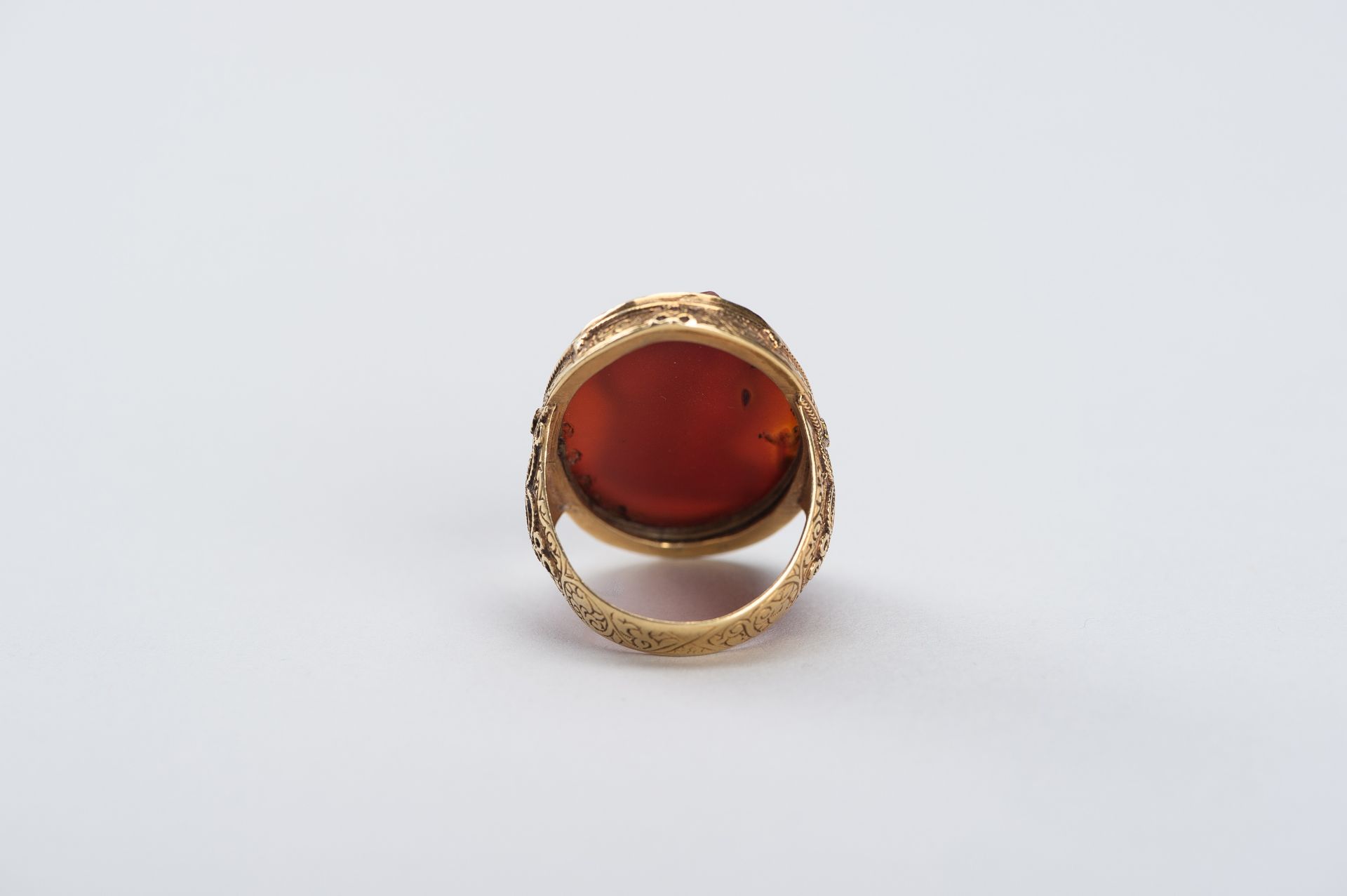 AN INDO-PERSIAN GOLD RING WITH CARNELIAN INTAGLIO - Image 6 of 10