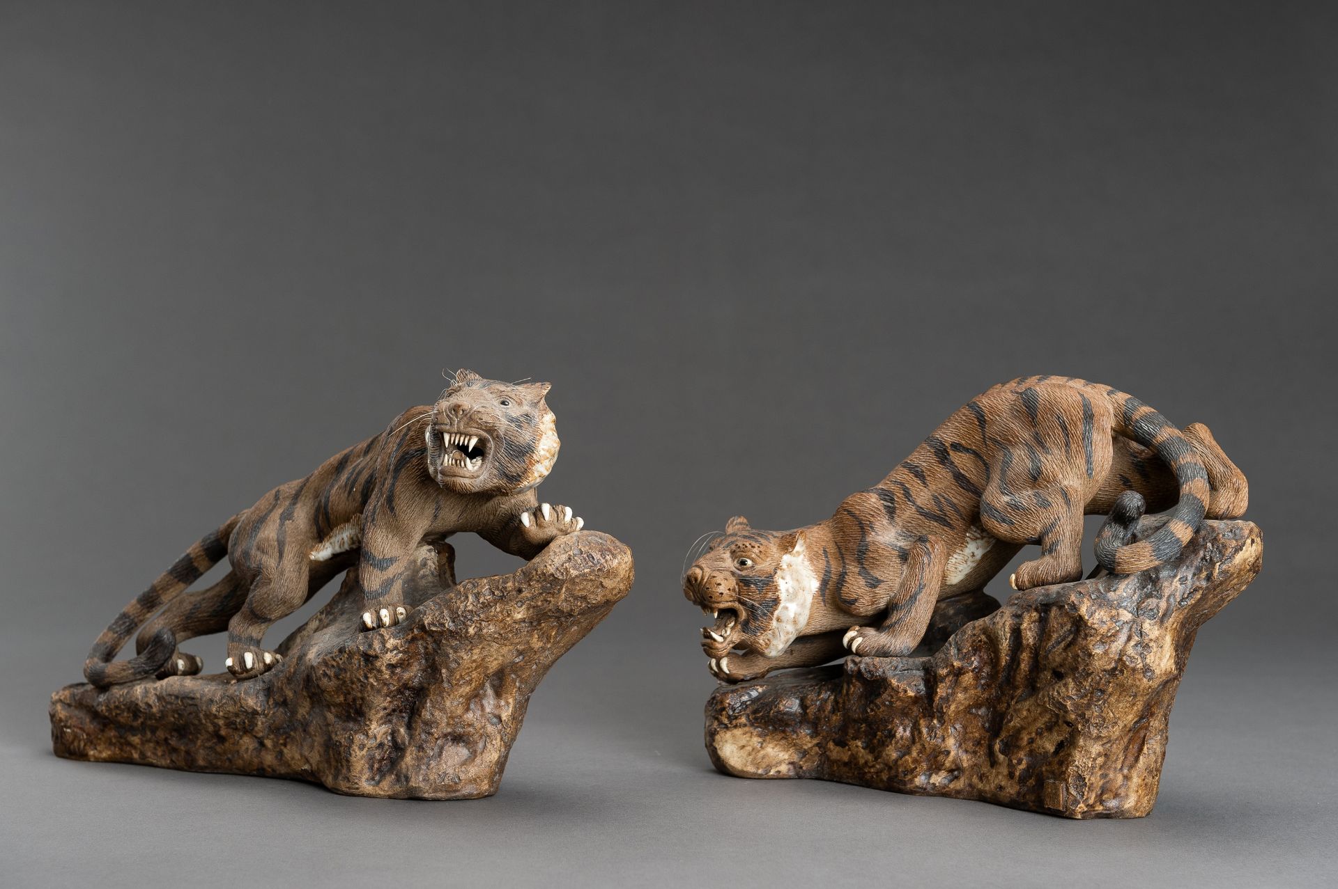 A PAIR OF SHIWAN PORCELAIN TIGERS - Bild 7 aus 11