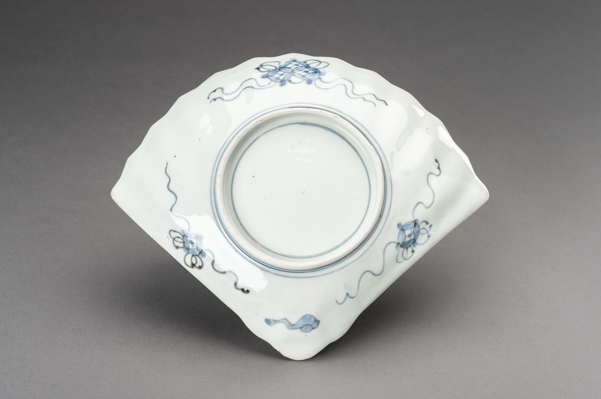 AN IMARI PORCELAIN 'FAN' TRAY WITH OKAME, 19th CENTURY - Image 10 of 11