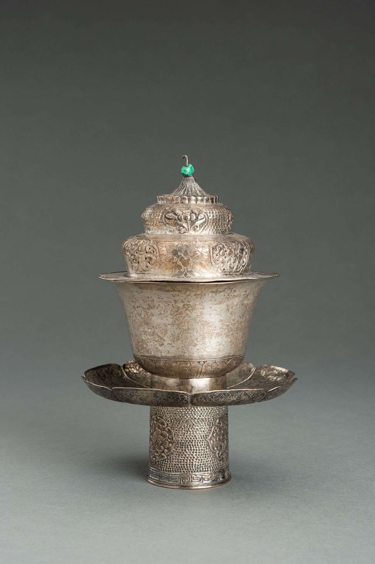 A TIBETAN SILVER BUTTER TEA SET, 19th CENTURY - Bild 5 aus 9