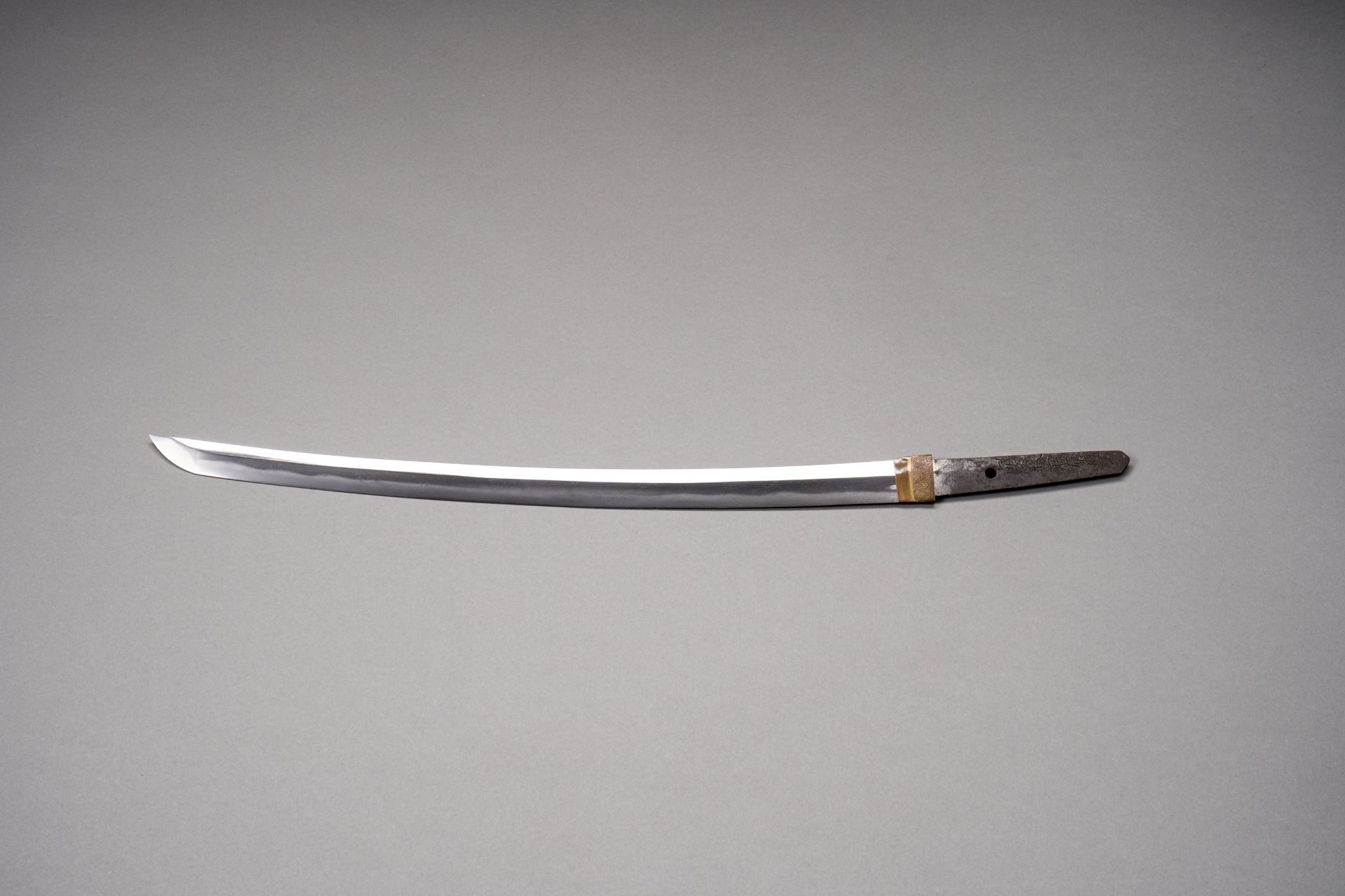 A SIGNED WAKIZASHI IN SHIRASAYA, EARLY EDO - Image 3 of 6