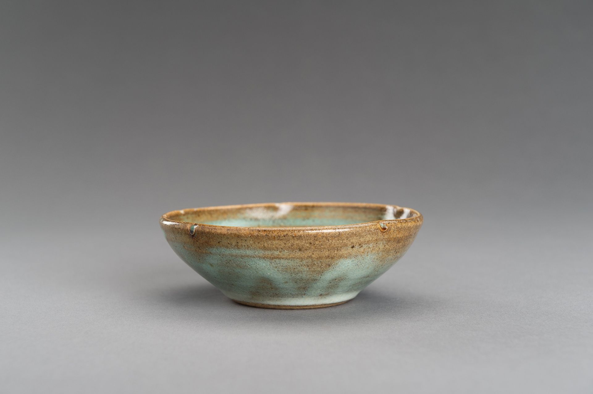 A LOBED TURQUOISE AND BROWN GLAZED CERAMIC BOWL - Image 9 of 12