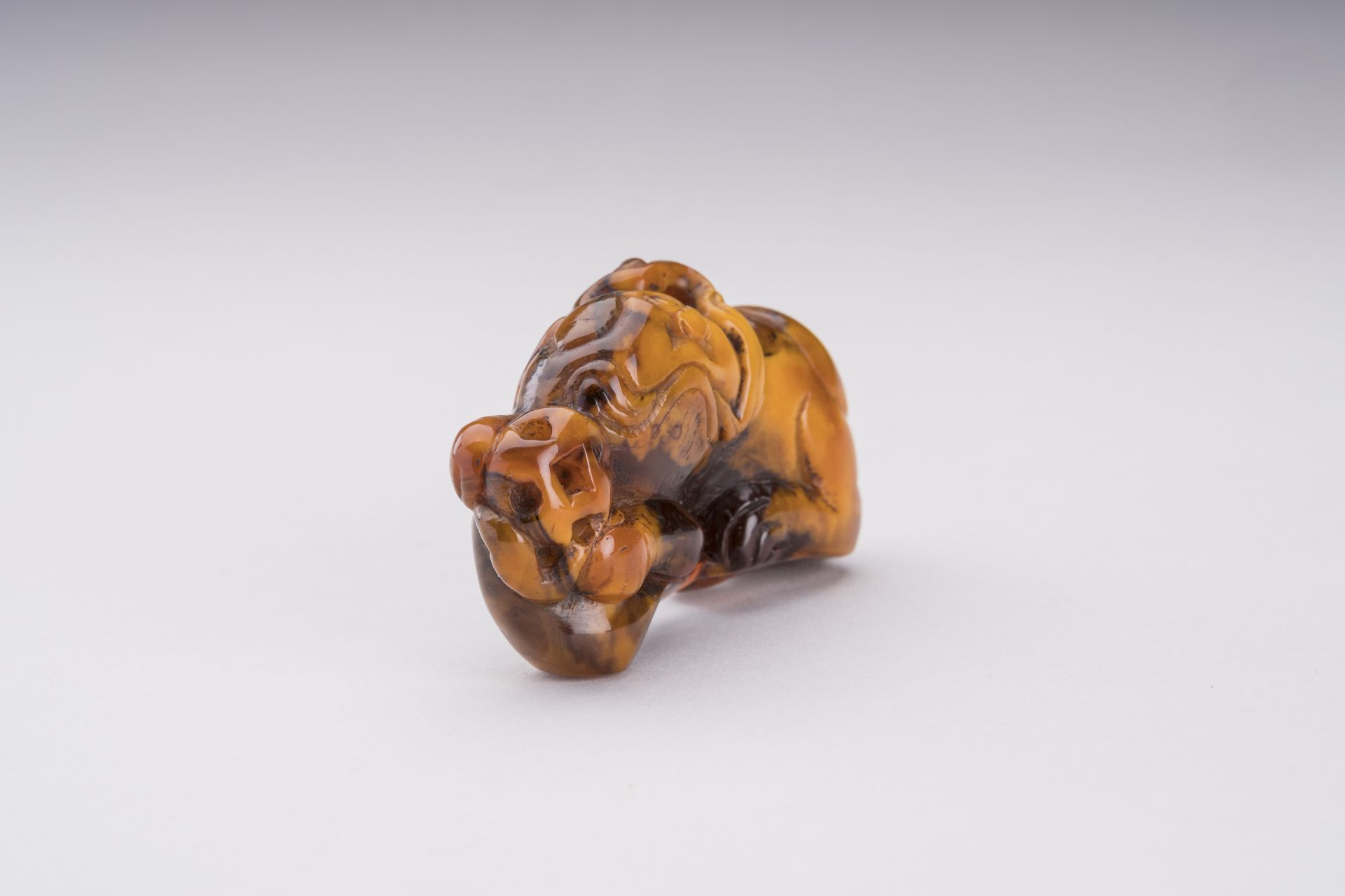 A RARE AMBER CARVING OF A BUDDHIST LION WITH BALL - Bild 3 aus 6