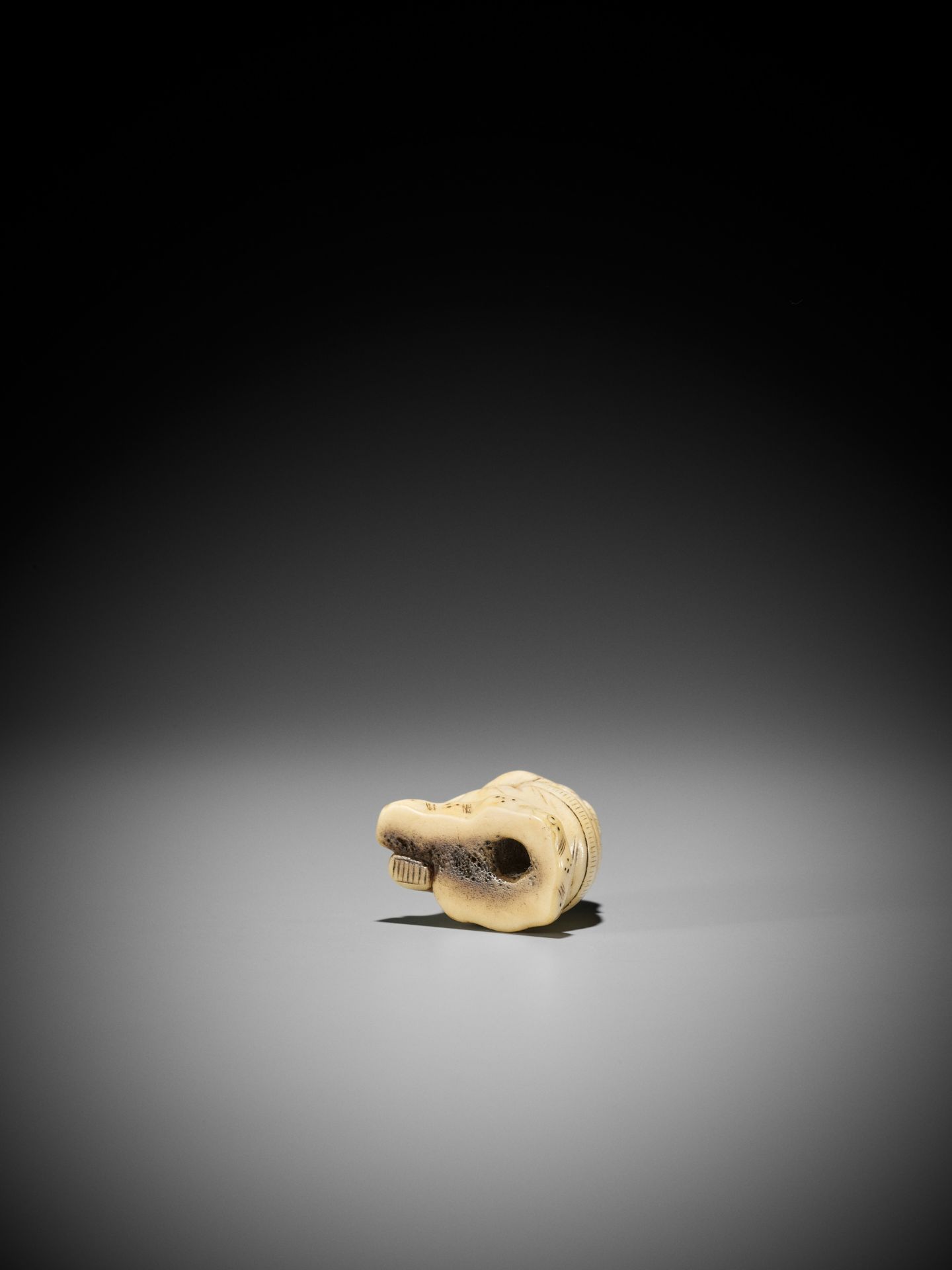 A RARE STAG ANTLER NETSUKE OF AN ISLANDER - Image 9 of 9