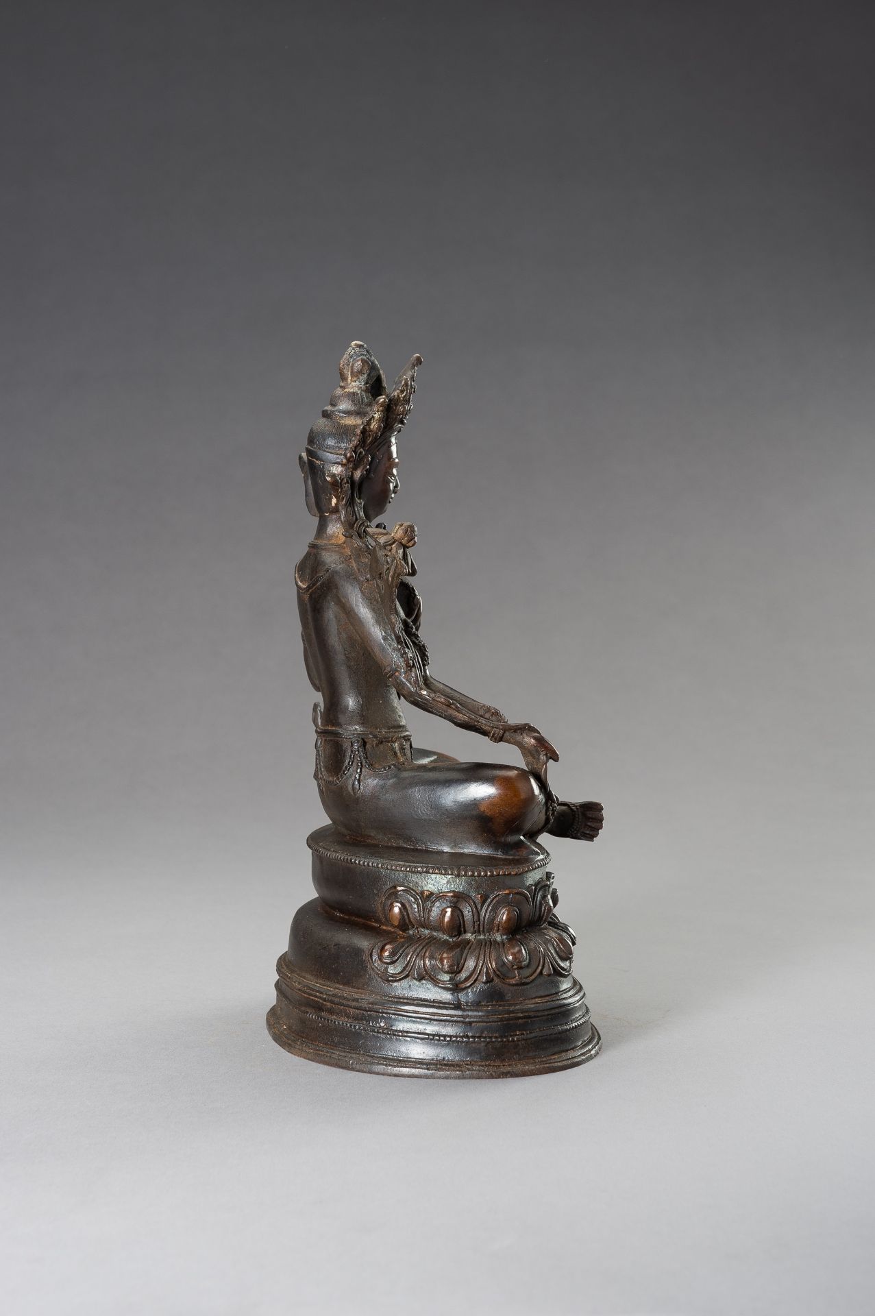 A BRONZE FIGURE OF TARA, 1900s - Bild 6 aus 9