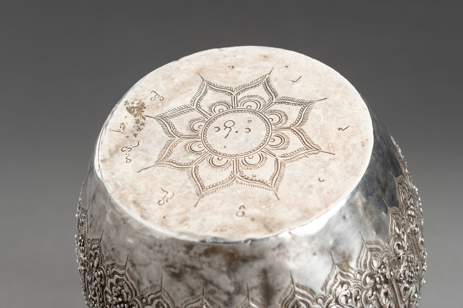 AN EMBOSSED BURMESE SILVER BOWL WITH FLORAL RELIEF - Bild 13 aus 13