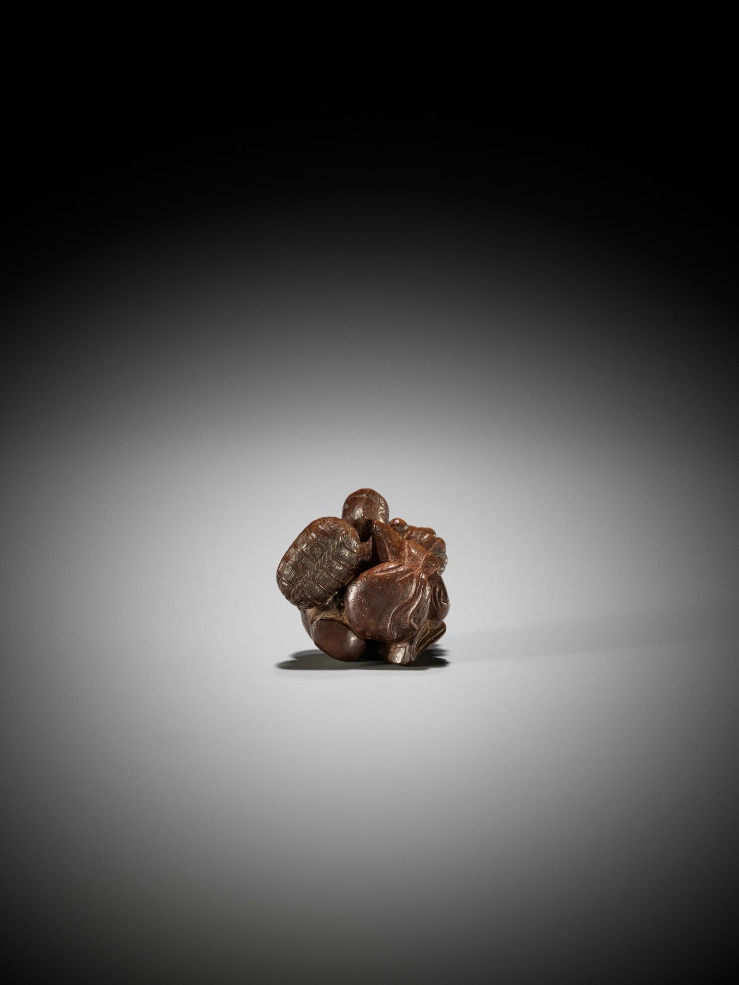 MINZAN: AN UNUSUAL WOOD NETSUKE OF DAIKOKU WITH UKIBORI DETAILS - Image 10 of 14