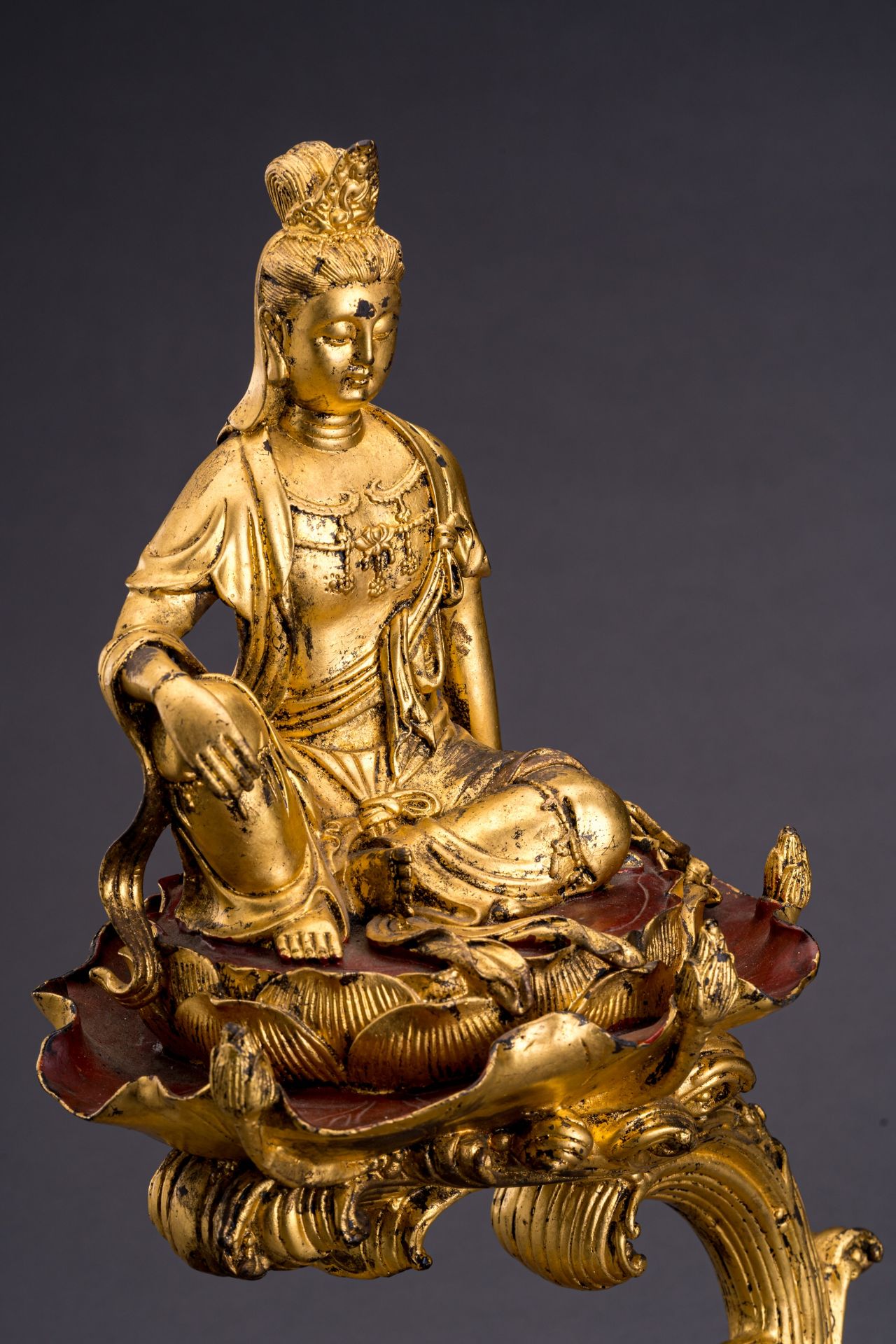 AN UNUSUAL GILT BRONZE FIGURE OF GUANYIN - Image 2 of 9