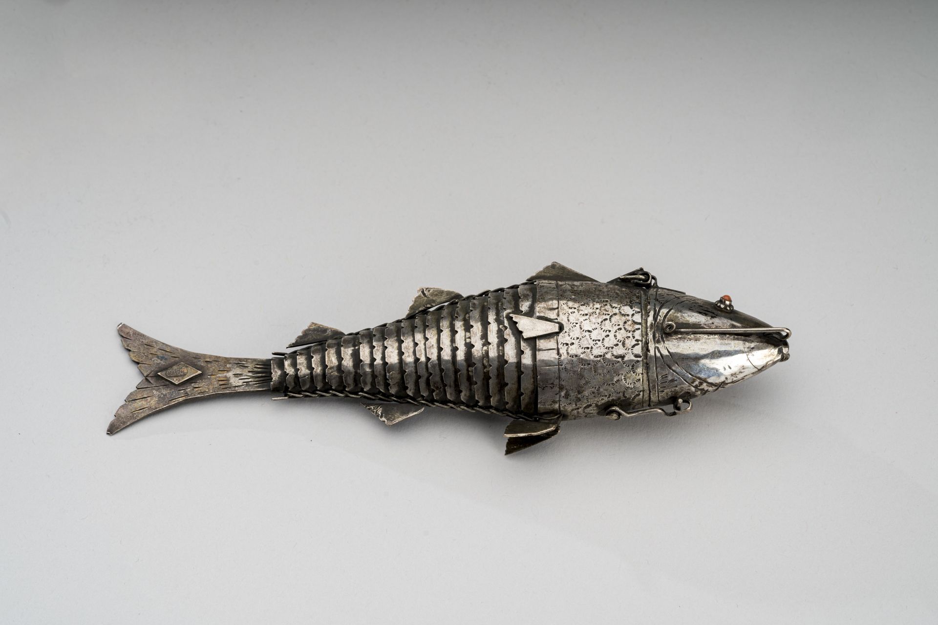 AN ARTICULATED SILVER FISH, c. 1900s - Bild 4 aus 9