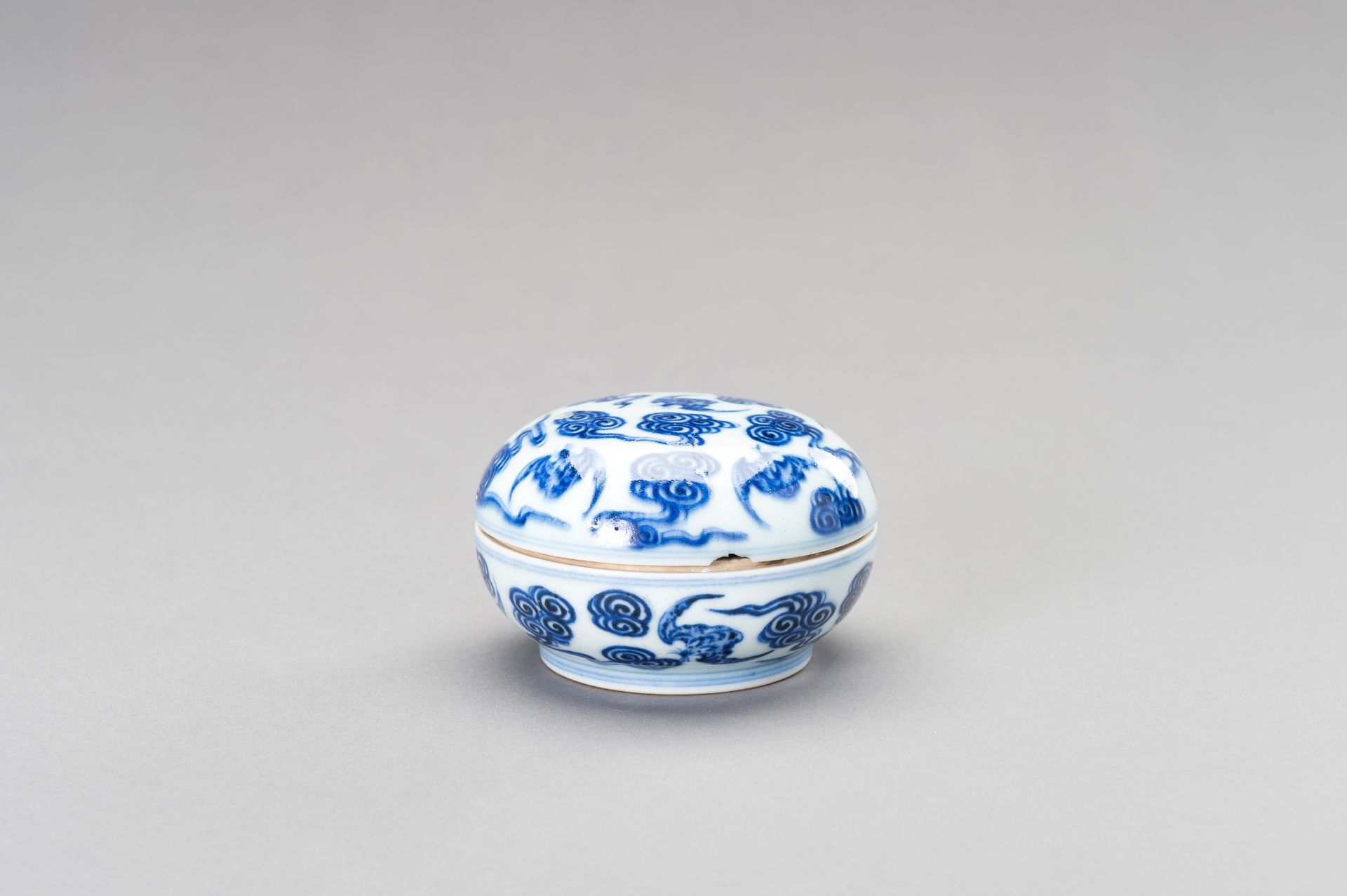 A SMALL BLUE AND WHITE PORCELAIN 'BATS' BOX AND COVER, LATE QING DYNASTY - Image 13 of 13