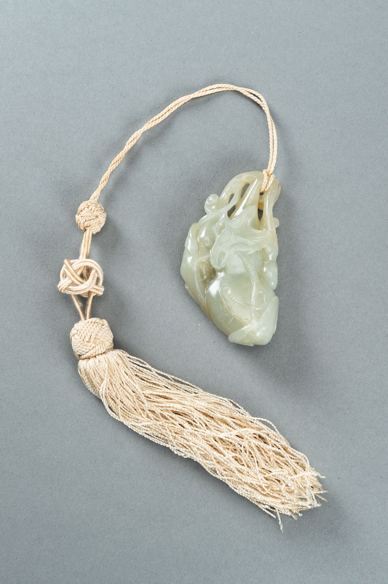 A PALE CELADON JADE PENDANT DEPICTING DOUBLE GOURDS - Image 2 of 12