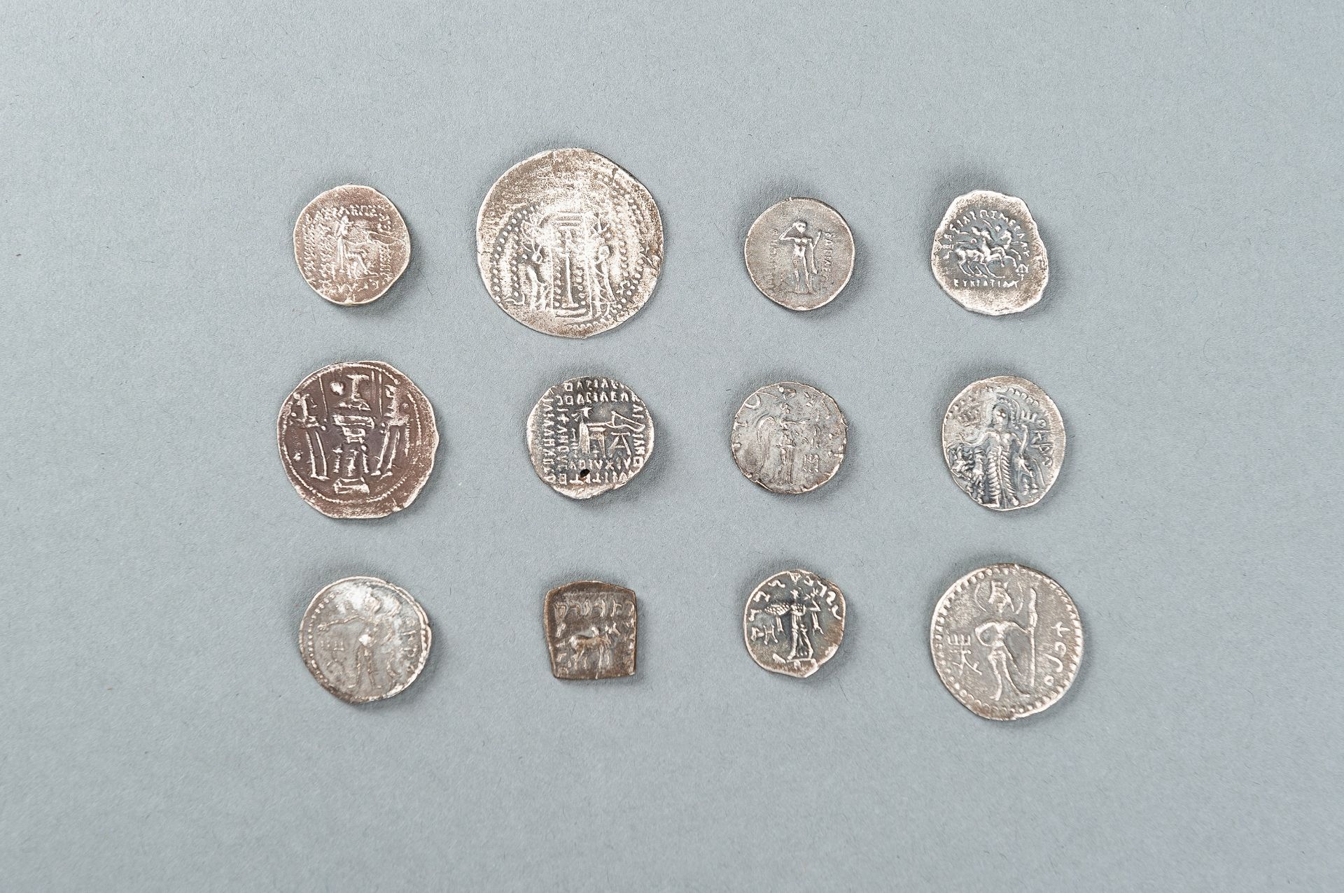 A GROUP OF 12 SILVER COINS - Bild 2 aus 7