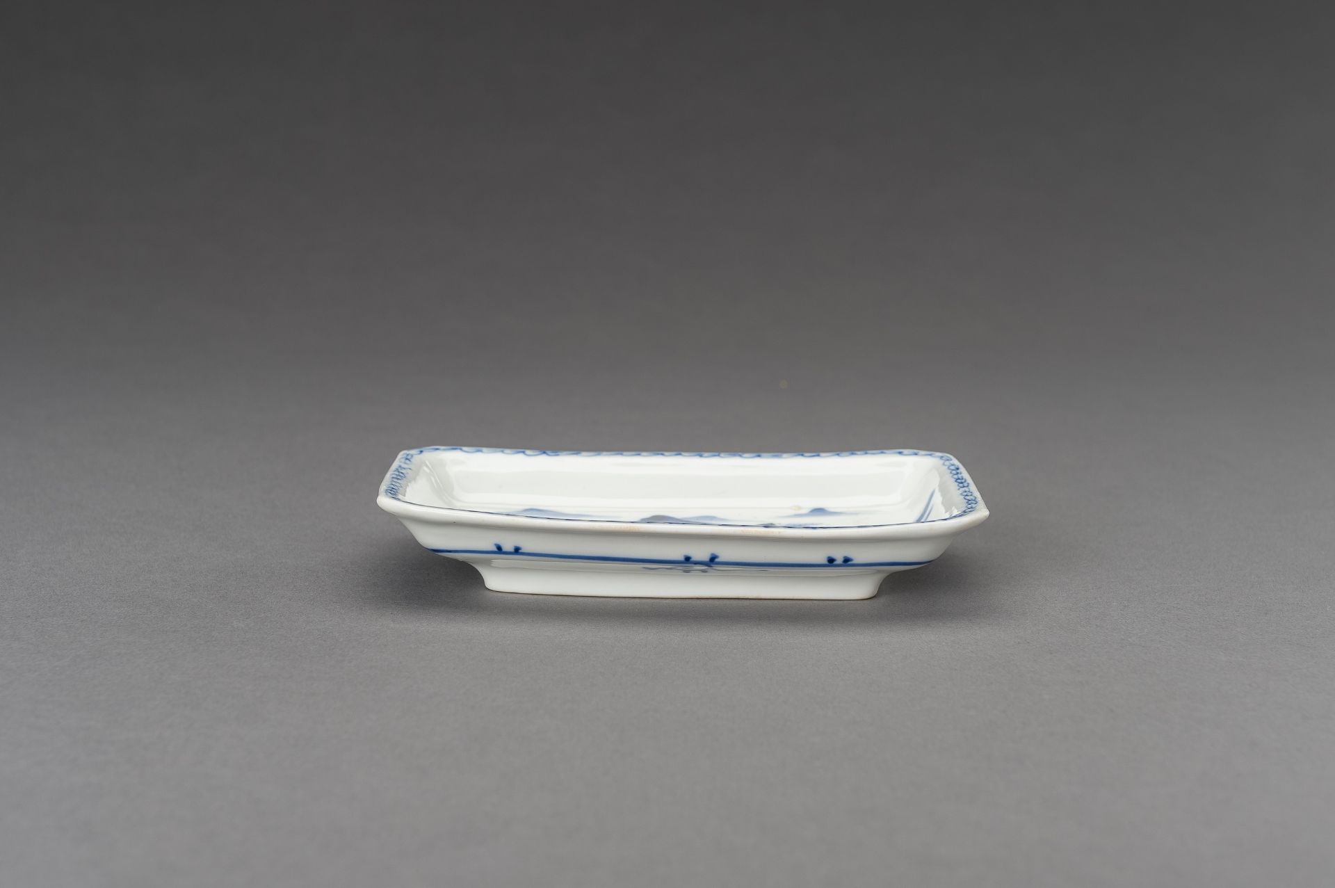 A SMALL BLUE AND WHITE 'MOUNTAIN AND RIVER' PORCELAIN TRAY, 19th CENTURY - Image 7 of 10