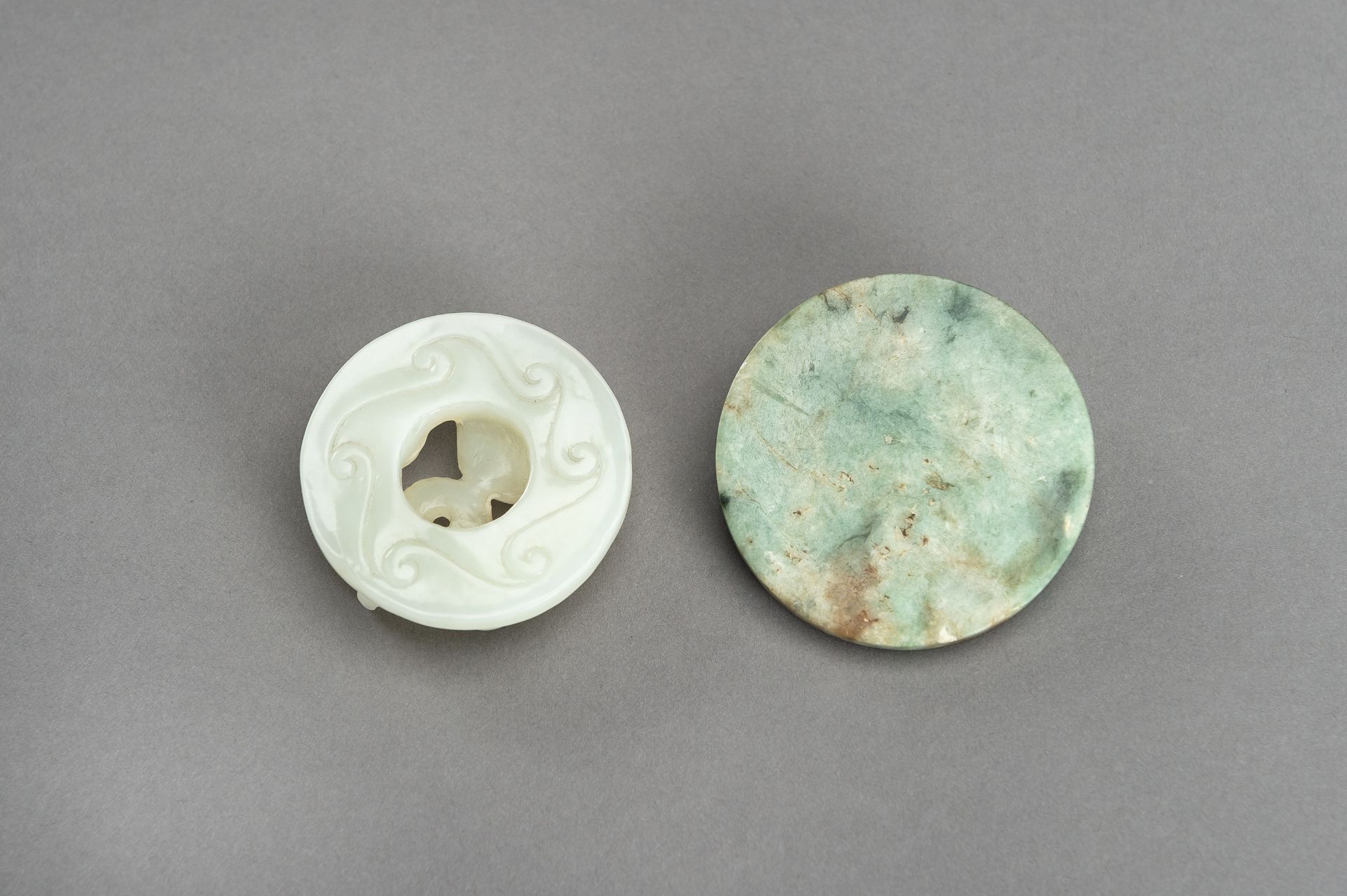 A LOT WITH TWO DECORATIVE JADE & HARDSTONE DISCS - Image 9 of 10