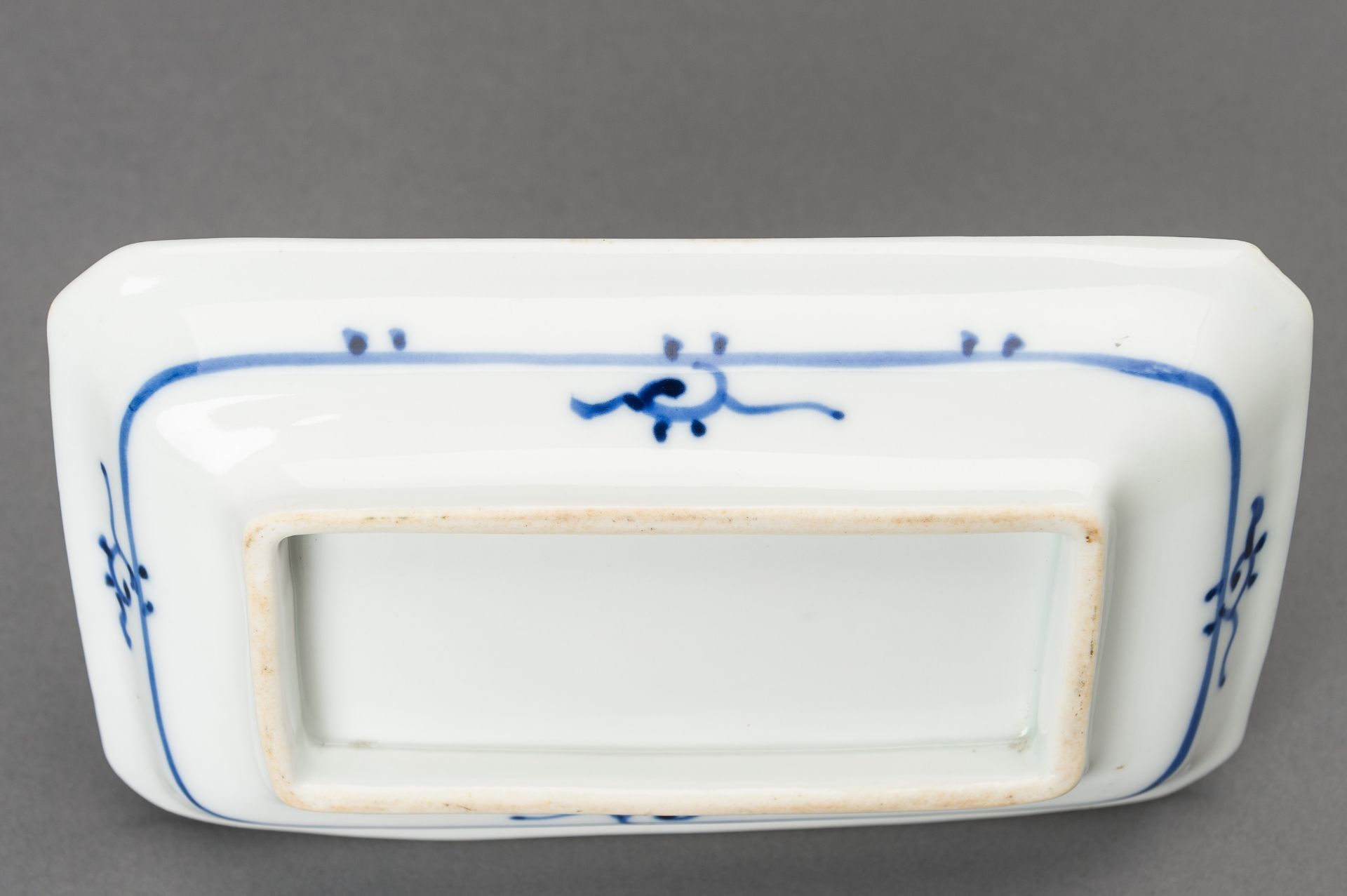 A SMALL BLUE AND WHITE 'MOUNTAIN AND RIVER' PORCELAIN TRAY, 19th CENTURY - Image 10 of 10